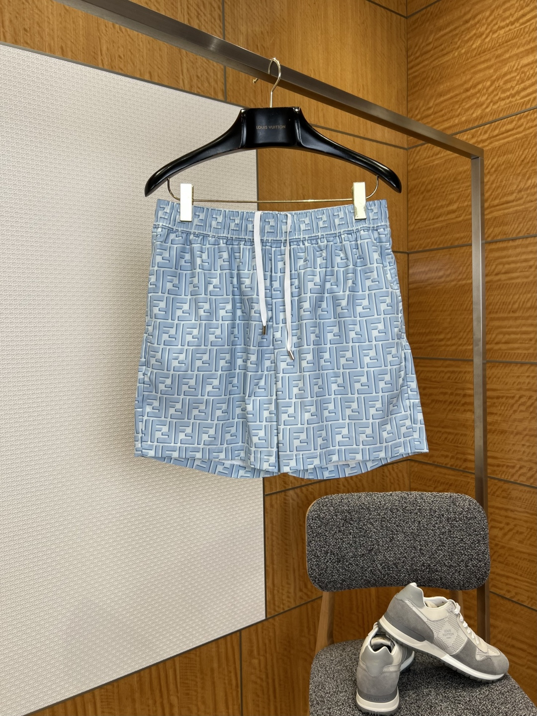 NO:825976,FENDI Fendi double F presbyopic drawstring casual shorts ——————  The imported nylon fabric is selected and customized by the brand. It has been treated with multiple UV-resistant and quick-drying processes. The texture is light and smooth, cool to the touch and skin-friendly. It has excellent breathability, drape and anti-wrinkle properties. It is not easy to wrinkle and deform after long-term wear. The upper body is refreshing and comfortable with a cool feeling. The whole body of the garment adopts the brand's iconic double F presbyopic printing process, which is fresh and light.  Blue and white are contrasting colors, the printing color is bright and clear, and the details are fine and smooth, breaking the monotony of solid colors and giving it high recognition and summer vitality. The trousers are made of precision double stitching technology, which ensures even and smooth stitching, strong and comfortable seams, and will not pinch your skin when worn. The interior is equipped with an anti-shine mesh lining, which is breathable and not sweaty, taking into account practicality and comfort.  ————————8834088 Material: nylon Loose fit Color light blue Size S/M/L/XL, Fendi-clothing, fendi, fendi, shorts,19860909FENDI芬迪双F老花抽绳休闲短裤 ——————— 甄选品牌定制进口锦纶面料,经过多道抗紫外线与速干工艺处理,质地轻薄顺滑,触感凉润亲肤,兼具优异的透气性、垂坠感与抗皱性能,久穿不易起皱变形,上身清爽舒适自带凉感；衣身通体采用品牌标志性双F老花印花工艺,以清新浅蓝与白色撞色呈现,印花色彩鲜亮清晰,细节细腻平整,打破纯色单调感,兼具高辨识度与夏日活力感；裤脚采用精密双车线工艺,走线均匀平整,锁边牢固舒适,穿着不勒肤；内里配备防走光网布内衬,透气不闷汗,兼顾实用性与舒适度. ————————8834088 材质: 锦纶 版型宽松 颜色浅蓝 尺码S/M/L/XL,芬迪-服装,fendi,fendi,shorts,,Women's clothing