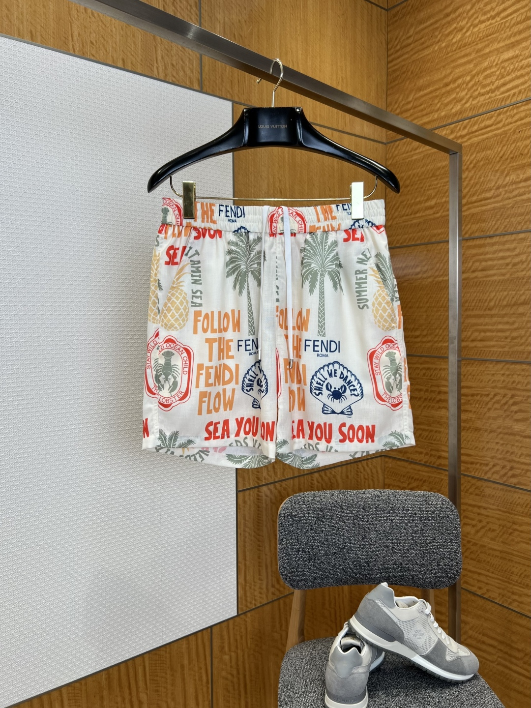 NO:825971,FENDI Fendi tropical print drawstring casual shorts ——————  It is made of customized imported nylon fabric, which has been treated with multiple UV-resistant and quick-drying processes. The texture is light and smooth, cool to the touch and skin-friendly. It has excellent breathability, drape and anti-wrinkle properties. It is not easy to wrinkle and deform after long-term wear. The upper body is refreshing and comfortable with a sense of coolness. The whole body of the garment adopts the brand's exclusive tropical resort-style printing process, with summer colors such as coconut trees, pineapples, and lobsters.  The Japanese elements are matched with the brand slogan, the colors are bright and bright, the details are delicate and smooth, and full of vitality, breaking the monotony of solid colors, and having both recognition and summer atmosphere; the trousers are made of precision double stitching technology, the lines are even and flat, the hems are firm and comfortable, and they do not pinch the skin when worn; the interior is equipped with an anti-shine mesh lining, which is breathable and not sweaty, taking into account practicality and comfort.  ————————8835088 Material: nylon Loose version Color Off-white printing Size S/M/L/XL, Fendi-clothing, fendi, fendi, shorts,19860909FENDI芬迪热带印花抽绳休闲短裤 ——————— 采用定制进口锦纶面料,经过多道抗紫外线与速干工艺处理,质地轻薄顺滑,触感凉润亲肤,兼具优异的透气性、垂坠感与抗皱性能,久穿不易起皱变形,上身清爽舒适自带凉感；衣身通体采用品牌专属热带度假风印花工艺,以椰树、菠萝、龙虾等夏日元素搭配品牌标语,色彩鲜亮明快,细节细腻平整,充满活力气息,打破纯色单调感,兼具辨识度与夏日氛围感；裤脚采用精密双车线工艺,走线均匀平整,锁边牢固舒适,穿着不勒肤；内里配备防走光网布内衬,透气不闷汗,兼顾实用性与舒适度. ————————8835088 材质: 锦纶 版型宽松 颜色米白印花 尺码S/M/L/XL,芬迪-服装,fendi,fendi,shorts,,Women's clothing