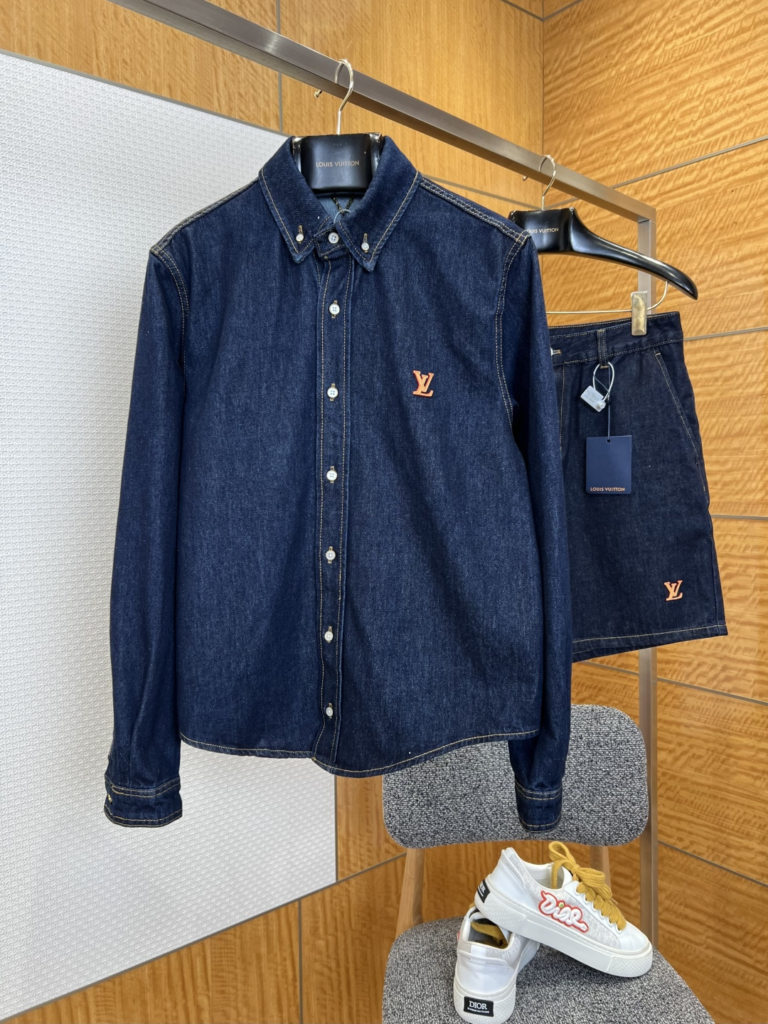 NO:825902,/Shirt,P/Shorts LV Louis Vuitton classic logo denim shirt shorts suit————————  It is made of special heavy-weight raw-color denim denim fabric, which has a thick and crisp texture, soft and skin-friendly texture, excellent wrinkle resistance and drape, and is not easy to deform and fade after long-term wear, making it easy to create a comfortable and stylish wearing experience; the shirt adopts a classic lapel design, with brand-customized metal buttons.  The waist is straight cut and matched with the same color top-stitch decoration technology. The lines are smooth and eye-catching, breaking the monotony of solid colors and adding a sense of detailed design. It not only modifies the waist and abdomen lines, but also retains the room for movement, taking into account the elegant silhouette and daily comfort. The overall tailoring is neat and stylish, and the fitted version is suitable for multiple body shapes. Whether it is worn alone with a shirt and casual pants to create a light business style, or the whole outfit is worn to create a retro casual feel, it can easily adapt to a variety of dressing scenes.  ————————88440/36088 Material: Denim Fitted Color Denim Blue Size S/M/L/XL, Louis Vuitton-clothing, louis vuitton, louis vuitton, shorts, shirts,19860909/衬衫,P/短裤 LV路易威登经典标识牛仔衬衫短裤套装 ———————— 采用特供重磅原色丹宁牛仔面料,质地厚实挺括,触感柔软亲肤,兼具出色的抗皱性与垂坠感,久穿不易变形褪色,轻松打造舒适与格调兼具的穿着体验；衬衫采用经典翻领设计,搭配品牌定制金属纽扣,走线平整工整,利落不拖沓,既修饰颈部线条,又保留穿着活动余量,兼顾优雅版型与日常自在感；短裤采用高腰直筒剪裁,搭配同色系明线装饰工艺,线条流畅醒目,打破纯色单调感,增添了细节设计感,既修饰腰腹线条,又保留穿着活动余量,兼顾优雅版型与日常自在感；整体剪裁利落有型,合身版型适配多元身形,无论是单穿衬衫搭配休闲裤打造轻商务风,还是整套穿着演绎复古休闲感,都能轻松适配多元穿搭场景. ————————88440/36088 材质: 牛仔 版型合身 颜色牛仔蓝 尺码S/M/L/XL,路易威登-服装,louis vuitton,louis vuitton,shorts,shirts,,Women's clothing