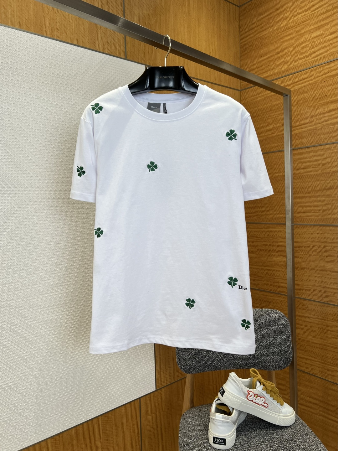 NO:828883,Dior four-leaf clover embroidered short-sleeved T-shirt  Made of specially imported high-count double-ply cotton fabric, the texture is soft and skin-friendly, with a delicate and smooth touch. It has excellent breathability and drape. It is not easy to deform and pill after long-term wear, ensuring the quality and practicality of the T-shirt. The neckline adopts a reinforced ribbed round neck design with double lines.  The hemming craftsmanship and smooth and neat routing make it less likely to loosen and deform after long-term wear. It can modify the neck line and improve wearing comfort. It is low-key and hides brand recognition, injecting a fresh and bright color into the pure black body, breaking the dull monotony and adding a sense of detailed design.  Material: cotton, loose fit, color black/white, size S/M/L/XL, Dior-clothing, dior, T-shirt, tees, t-shirt,19860909迪奥四叶草刺绣短袖T恤 采用进口特供高支双股纯棉面料,质地软糯亲肤,触感细腻顺滑,兼具出色透气性与垂坠感,久穿不易变形起球,保证了T恤的品质与实用性；领口采用加固罗纹圆领设计,搭配双线包边工艺,走线平整工整,久穿不易松垮变形,既能修饰颈部线条又提升穿着舒适度；低调中暗藏品牌辨识度,为纯黑衣身注入一抹清新亮色,打破沉闷单调感,增添了细节设计感. 材质: 棉 版型宽松 颜色黑色/白色 尺码S/M/L/XL,迪奥-服装,dior,T-shirt,tees，t-shirt,,Women's clothing