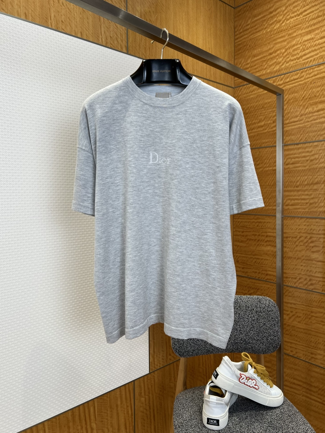 NO:827813,Dior simple dark pattern logo round neck short-sleeved T-shirt ——————  Made of specially imported high-count double-ply pure cotton fabric, the texture is soft and skin-friendly, with a delicate and smooth touch. It has excellent breathability and drape. It is not easy to deform and pill after long-term wear, ensuring the quality and practicality of the T-shirt. The front of the shirt uses the same color dark pattern brand logo printing process, and uses environmentally friendly high-elastic glue printing.  Flowers, low-key and soft colors, integrated with the body, not easy to crack or fall off, low-saturation same-color design hides brand recognition, breaks the monotony of solid colors, and adds low-key luxury details; the overall style is loose and comfortable, the shoulder line is neatly cut, and the wiring is even and neat, neat and not sluggish.  ————————8836088 Material: Cotton Loose fit Color heather gray Size S/M/L/XL, Dior-clothing, dior, T-shirt, tees, t-shirt,19860909迪奥简约款暗纹徽标圆领短袖T恤 —————— 采用进口特供高支双股纯棉面料,质地软糯亲肤,触感细腻顺滑,兼具出色透气性与垂坠感,久穿不易变形起球,保证了T恤的品质与实用性；衣身正面采用同色系暗纹品牌徽标印花工艺,选用环保高弹胶浆印花,色彩低调柔和,与衣身融为一体,不易开裂脱落,低饱和度的同色系设计暗藏品牌辨识度,打破纯色单调感,增添了低调奢华的细节质感；整体版型宽松舒适,肩线剪裁利落,走线均匀工整,利落不拖沓. ————————8836088 材质: 棉 版型宽松 颜色麻灰色 尺码S/M/L/XL,迪奥-服装,dior,T-shirt,tees，t-shirt,,Women's clothing
