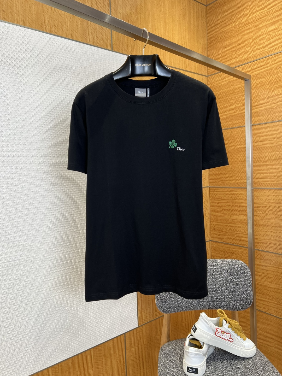 NO:828890,Dior four-leaf clover letter embroidered short-sleeved T-shirt  It is made of fine cotton plain weave fabric that balances softness and stiffness, is breathable and skin-friendly, and has a double-yarn stretch rib collar, which is resistant to deformation and easy to rebound. On the classic black cotton base, the four-leaf clover embroidery is made with high density, and the mercerized embroidery thread makes the pattern three-dimensional and full, with sharp edges, like a badge floating on the body. Standard slim fit, three-dimensional shoulder line slightly waisted, double-needle four-thread seaming + internal ultrasonic hemming, comfortable and friction-free, and looks exquisite when paired with the same series of jeans 5. Material: Cotton  Fitted version, color black, size S/M/L/XL, Dior-clothing, dior, jeans, T-shirt, tees, t-shirt,19860909迪奥四叶草字母刺绣短袖T恤 采用精棉平纹面料平衡柔软与挺括,透气亲肤,双纱拉架罗纹领口,抗变形易回弹.经典黑色棉质基底上,四叶草刺绣以高密度打造,丝光绣线让图案立体饱满、边缘锐利,宛如浮于衣身的徽章.标准修身剪裁,立体肩线微收腰,双针四线锁边+内部超声波包边,舒适无摩擦,搭配同系列牛仔裤尽显精致5. 材质: 棉 版型合身 颜色黑色 尺码S/M/L/XL,迪奥-服装,dior,jeans,T-shirt,tees，t-shirt,,Women's clothing