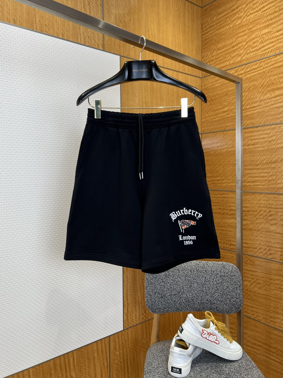 NO:828850,BBR flag letter embroidered drawstring casual sweatpants——————  The high-weight imported pure cotton terry fabric is selected, with a soft and skin-friendly touch, good breathability and a crisp and drapey feel. It is not easy to deform and pill after long-term wear, ensuring the quality and practicality of the sweatpants. The waistband is designed with a widened elastic elastic waist, with delicate and smooth hemming technology, making it easy to put on and take off without constricting the waist and abdomen.  , taking into account both comfort and neat fit; the trouser legs are made of straight seaming technology, and the lines are even and neat, neat and not draggy. The loose straight trousers are suitable for all kinds of shoes. Whether it is paired with sports shoes to create a casual street style, or paired with sneakers to create a sense of daily relaxation, it can easily adapt to a variety of wearing scenarios.  ————————8839088 Material: cotton Loose fit Color black Size XS/S/M/L, Burberry-clothing, sneakers,19860909BBR旗帜字母刺绣抽绳休闲卫裤 —————— 甄选高克重进口纯棉毛圈面料,触感软糯亲肤,兼具良好透气性与挺括垂坠感,久穿不易变形起球,保证了卫裤的品质与实用性；腰头采用加宽弹力松紧腰设计,搭配细腻平整的包边工艺,穿脱方便且不勒腰腹,兼顾舒适自在与利落版型；裤脚采用平直锁边工艺,走线均匀工整,利落不拖沓,宽松直筒裤型适配各类鞋履,无论是搭配运动鞋打造街头休闲风,还是搭配板鞋演绎日常松弛感,都能轻松适配多元穿搭场景. ————————8839088 材质: 棉 版型宽松 颜色黑色 尺码XS/S/M/L,博柏利-服装,sneakers,,Women's clothing