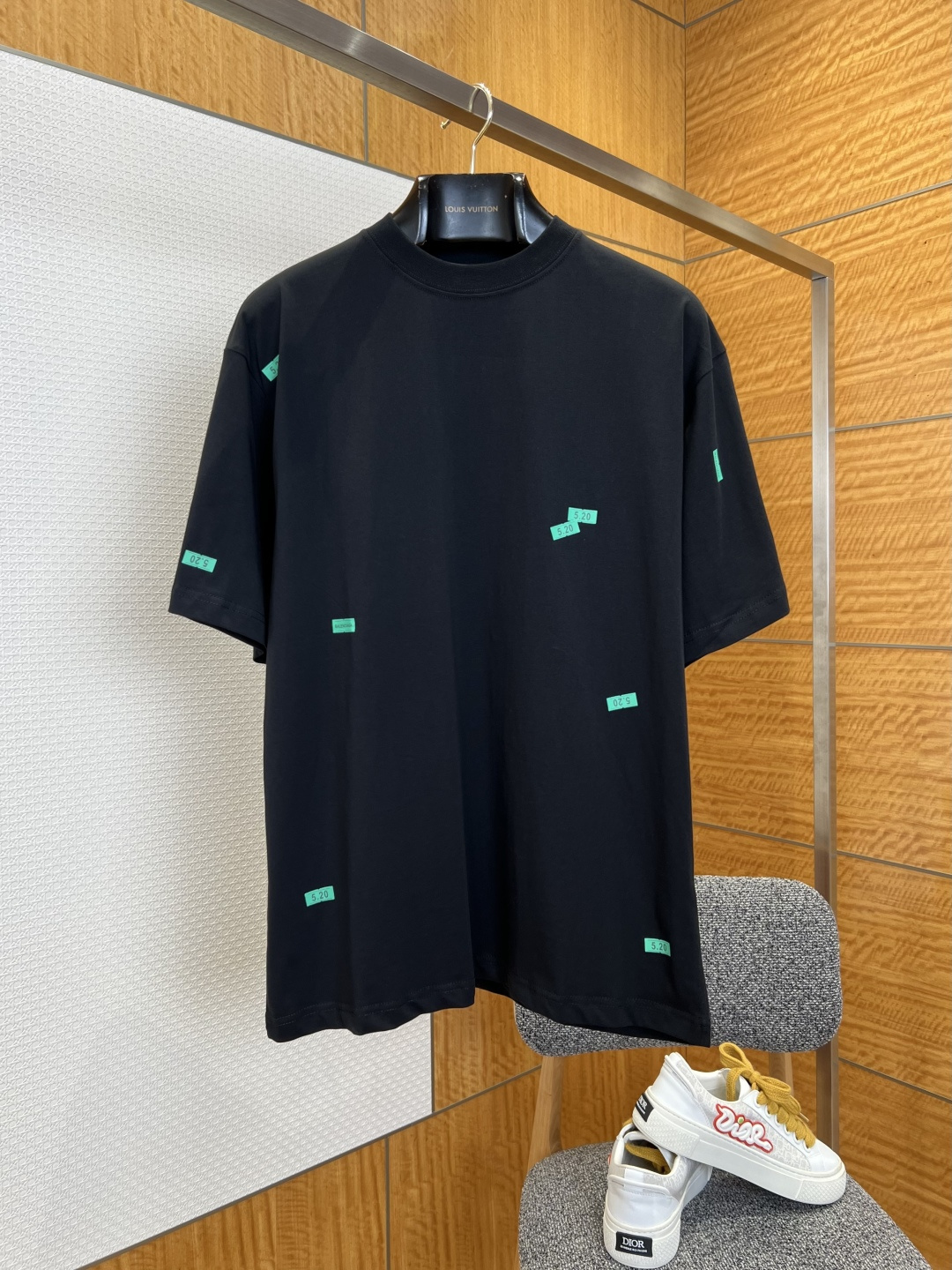NO:828910,Paris Label Print Short Sleeve T-Shirt  It is made of imported high-count combed double-ply cotton fabric, which has been treated with pre-shrunk washing process. It feels soft and skin-friendly, breathable and dry to wear, and is not easy to wrinkle and deform. It still maintains a smooth and crisp texture after multiple washings; the classic round neck type adopts high-density thread binding technology, which makes the collar less likely to loosen and deform after long-term wear. It fits the neck line, and is simple and elegant without being picky about the style; the color label printing distributed on the body adopts imported environmentally friendly glue printing technology, the color is firm and delicate, and it is not easy to fall off.  Cracked, the labels of different colors cleverly echo the background color of the body, breaking the monotony of the basic style and highlighting the brand recognition; the cuffs and hem adopt double-line precision seaming technology, the workmanship is solid and flat, comfortable to wear and does not rub the skin, and the details show high-end quality; the overall design is simple and elegant, with both daily practicality and the brand's iconic design language, whether it is paired with jeans to create a daily casual look, or with overalls to create a cool street style, it can be easily controlled.  Material: cotton, loose fit, color black/light gray purple, size XS/S/M/L, Balenciaga-clothing, balenciaga, jeans, T-shirt, tees, t-shirt,19860909巴黎标签印花短袖T恤 采用进口高支精梳双股棉面料,经过预缩水洗工艺处理,触感软糯亲肤,穿着透气干爽,不易起皱变形,多次洗涤依旧保持平整挺括的质感；经典圆领领型采用高密度螺纹包边工艺,领口久穿不易松垮变形,贴合颈部线条,简约大气不挑穿搭风格；衣身分布的彩色标签印花,采用进口环保胶浆印花工艺,色彩牢固细腻,不易脱落开裂,不同配色的标签与衣身底色巧妙呼应,打破基础款的单调感,凸显品牌辨识度；袖口与下摆采用双线精密锁边工艺,做工扎实平整,穿着舒适不磨皮肤,细节处尽显高端品质；整体设计简约大气,兼具日常实穿性与品牌标志性设计语言,无论是搭配牛仔裤打造日常休闲造型,还是搭配工装裤打造街头潮酷风格,都能轻松驾驭. 材质: 棉 版型宽松 颜色黑色/浅灰紫 尺码XS/S/M/L,巴黎世家-服装,balenciaga,jeans,T-shirt,tees，t-shirt,,Women's clothing