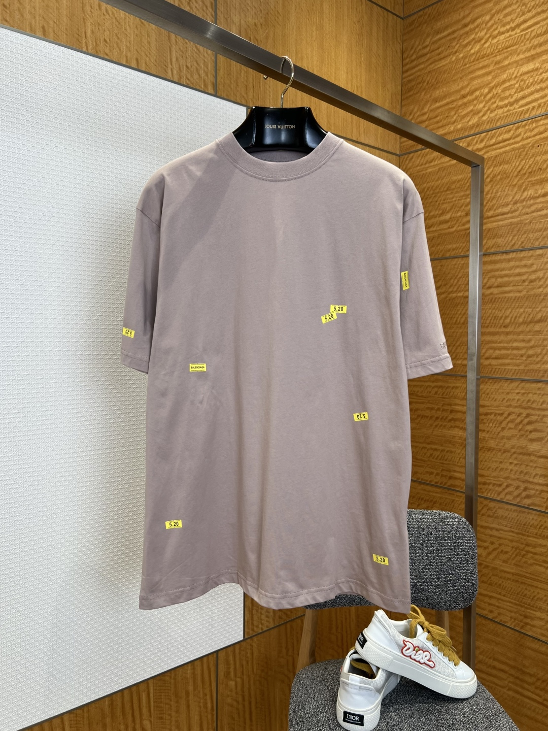 NO:828923,Paris Label Print Short Sleeve T-Shirt  It is made of imported high-count combed double-ply cotton fabric, which has been treated with pre-shrunk washing process. It feels soft and skin-friendly, breathable and dry to wear, and is not easy to wrinkle and deform. It still maintains a smooth and crisp texture after multiple washings; the classic round neck type adopts high-density thread binding technology, which makes the collar less likely to loosen and deform after long-term wear. It fits the neck line, and is simple and elegant without being picky about the style; the color label printing distributed on the body adopts imported environmentally friendly glue printing technology, the color is firm and delicate, and it is not easy to fall off.  Cracked, the labels of different colors cleverly echo the background color of the body, breaking the monotony of the basic style and highlighting the brand recognition; the cuffs and hem adopt double-line precision seaming technology, the workmanship is solid and flat, comfortable to wear and does not rub the skin, and the details show high-end quality; the overall design is simple and elegant, with both daily practicality and the brand's iconic design language, whether it is paired with jeans to create a daily casual look, or with overalls to create a cool street style, it can be easily controlled.  Material: cotton, loose fit, color black/light gray purple, size XS/S/M/L, Balenciaga-clothing, balenciaga, jeans, T-shirt, tees, t-shirt,19860909巴黎标签印花短袖T恤 采用进口高支精梳双股棉面料,经过预缩水洗工艺处理,触感软糯亲肤,穿着透气干爽,不易起皱变形,多次洗涤依旧保持平整挺括的质感；经典圆领领型采用高密度螺纹包边工艺,领口久穿不易松垮变形,贴合颈部线条,简约大气不挑穿搭风格；衣身分布的彩色标签印花,采用进口环保胶浆印花工艺,色彩牢固细腻,不易脱落开裂,不同配色的标签与衣身底色巧妙呼应,打破基础款的单调感,凸显品牌辨识度；袖口与下摆采用双线精密锁边工艺,做工扎实平整,穿着舒适不磨皮肤,细节处尽显高端品质；整体设计简约大气,兼具日常实穿性与品牌标志性设计语言,无论是搭配牛仔裤打造日常休闲造型,还是搭配工装裤打造街头潮酷风格,都能轻松驾驭. 材质: 棉 版型宽松 颜色黑色/浅灰紫 尺码XS/S/M/L,巴黎世家-服装,balenciaga,jeans,T-shirt,tees，t-shirt,,Women's clothing