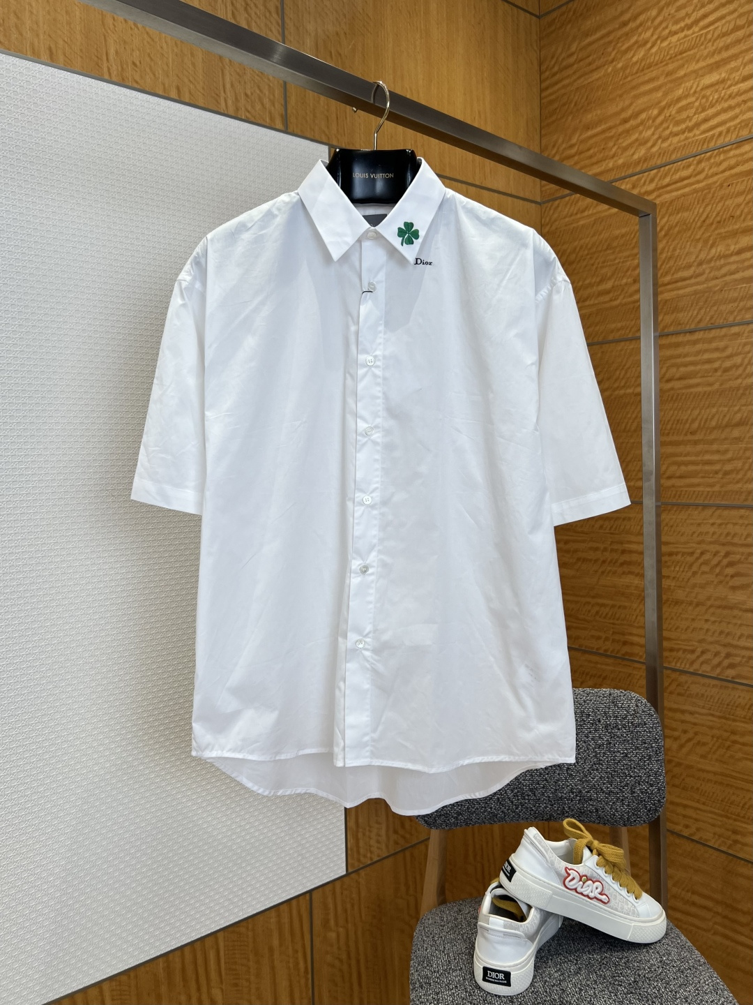 NO:828899,Dior four-leaf clover embroidered short-sleeved shirt  It is made of imported high-count long-staple cotton fabric, which has been treated with a special pre-shrunk washing process. It feels soft and skin-friendly, and has excellent breathability and drape. It is refreshing and not sweaty when worn. It is not easy to wrinkle and deform after being worn for a long time. It still maintains a smooth and crisp texture after multiple washings.  sense; the classic pointed collar shape is neatly and neatly cut, and the edges are made with precision hemming technology, making it smooth and compliant and not easy to curl, and the collar corners are crisp and stylish, showing a refined texture; the placket is designed with buttons of the same color, with neat and solid routing, and high-quality button texture, making it easy to wear  It is easy to take off and take off; the overall shape is a slightly loose straight silhouette, which is highly tolerant to the figure. The short sleeves are neatly cut, modify the arm lines, and are not flattering to the body shape. It can be worn alone to create a simple and high-end style, and it can also be worn inside to easily create a sense of layering; the cuffs and hem are made of double lines.  The dense seaming technology makes the workmanship solid and smooth, making it comfortable to wear without rubbing against the skin, and the details show high-end quality. The overall design is based on pure background color, with exquisite embroidery details, and the style is simple and elegant, combining daily wearability with the brand's iconic design language.  Material: cotton, loose fit, color navy/white, size 38/39/40/41, Dior-clothing, dior, shirts, T-shirt,19860909迪奥四叶草刺绣短袖衬衫 采用进口高支长绒棉面料,经过特殊预缩水洗工艺处理,触感柔软亲肤,兼具优越的透气性与垂坠感,穿着清爽不闷汗,久穿不易起皱变形,多次洗涤依旧保持平整挺括的质感；经典尖领领型剪裁利落规整,边缘采用精密包边工艺,平整服帖不易卷边,领角挺括有型,尽显精致质感；门襟采用同色系纽扣设计,走线工整扎实,纽扣质感高级,穿脱便捷；整体版型为微宽松直筒廓形,对身材包容度高,短袖剪裁利落,修饰手臂线条,不挑身形,单穿打造简约高级风,内搭也能轻松打造层次感；袖口与下摆采用双线精密锁边工艺,做工扎实平整,穿着舒适不磨皮肤,细节处尽显高端品质；整体以纯净底色为基底,搭配精致刺绣细节,风格简约大气,兼具日常实穿性与品牌标志性设计语言. 材质: 棉 版型宽松 颜色藏青/白色 尺码38/39/40/41,迪奥-服装,dior,shirts,T-shirt,,Women's clothing