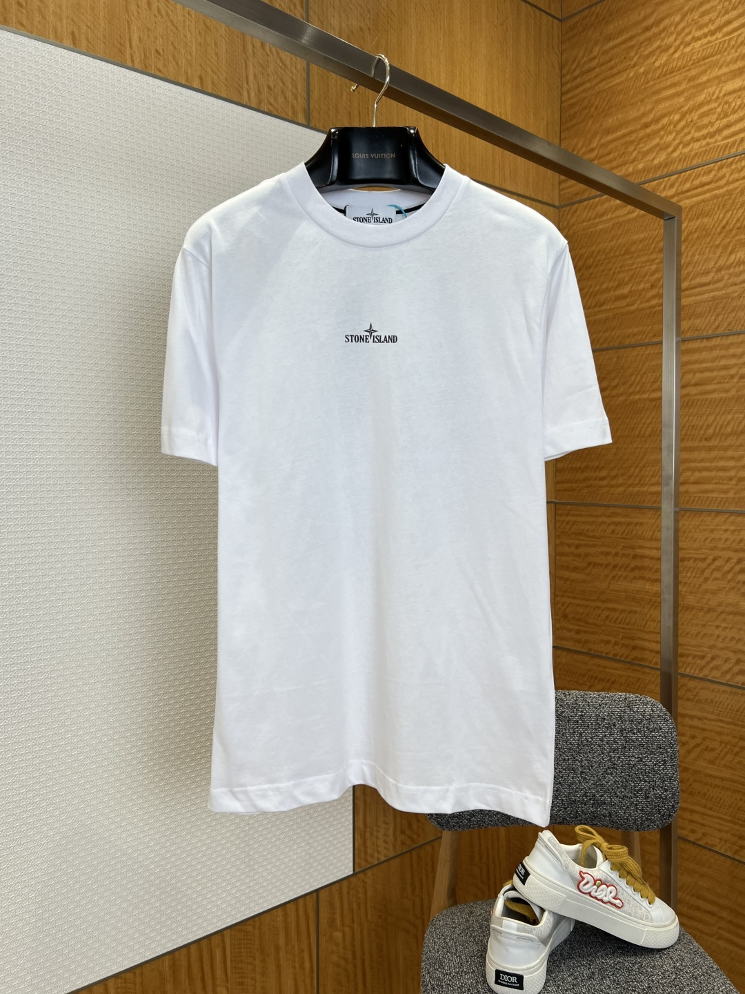 NO:825938,STONE ISLAND Stone Island black and white photography printed short-sleeved T-shirt ————————  It is made of high-count combed double-ply cotton fabric, which has been treated with a special pre-shrunk washing process. It feels soft and skin-friendly, breathable and dry to wear, and is not easy to wrinkle and deform. It still maintains a smooth and crisp texture after multiple washings; the classic round neck type uses high-density thread hemming technology  , the neckline is not easy to loose and deform after long-term wear, fits the neck line, is simple and elegant, and is not picky about the style; the brand logo printing on the front of the body uses imported environmentally friendly glue printing technology, the color is firm and delicate, not easy to fall off and crack, and is matched with low-key black brand words  The compass logo breaks the monotony of the basic model and highlights the brand recognition; the back uses a large black and white industrial-style photographic print design to restore the retro factory scene, with the brand's exclusive logo and text details, full of street trend atmosphere, with both design sense and artistic narrative; the cuffs and hem adopt double-line precision seaming technology, the workmanship is solid and flat, comfortable to wear and does not rub the skin, and the details show high-end quality; the whole is based on pure white, with black and white tone printing, the style is simple and full of trendy attitude.  ————————8828088 Material: cotton, loose fit, color white, size M/L/XL/XXL, men’s clothing, T-shirt, tees, t-shirt,19860909STONE ISLAND石头岛黑白摄影印花短袖T恤 ———————— 采用高支精梳双股棉面料,经过特殊预缩水洗工艺处理,触感软糯亲肤,穿着透气干爽,不易起皱变形,多次洗涤依旧保持平整挺括的质感；经典圆领领型采用高密度螺纹包边工艺,领口久穿不易松垮变形,贴合颈部线条,简约大气不挑穿搭风格；衣身正面的品牌标识印花,采用进口环保胶浆印花工艺,色彩牢固细腻,不易脱落开裂,低调的黑色品牌字样搭配罗盘标识,打破基础款的单调感,凸显品牌辨识度；背面采用大幅黑白工业风摄影印花设计,还原复古工厂场景,搭配品牌专属标识与文字细节,充满街头潮流氛围,兼具设计感与艺术叙事性；袖口与下摆采用双线精密锁边工艺,做工扎实平整,穿着舒适不磨皮肤,细节处尽显高端品质；整体以纯净白色为基底,搭配黑白色调印花,风格简约又充满潮流态度. ————————8828088 材质: 棉 版型宽松 颜色白色 尺码M/L/XL/XXL,男装,T-shirt,tees，t-shirt,,Women's clothing