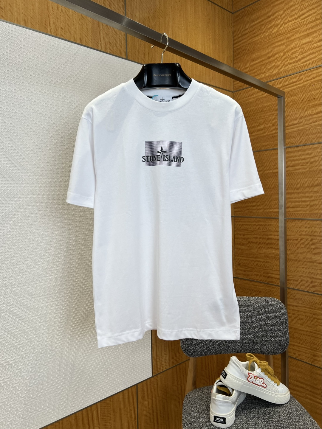 NO:825947,STONEISLAND Stone Island grid print short-sleeved T-shirt ————————  It is made of high-count combed cotton fabric, which has been treated with a special pre-shrunk washing process. It feels soft and skin-friendly, breathable and dry to wear, and is not easy to wrinkle and deform. It still maintains a smooth and crisp texture after multiple washings; the classic round neck type adopts high-density thread hemming technology, and the neckline is long-lasting.  It is not easy to loose and deform when worn, fits the neck line, is simple and elegant, and does not choose the style; the grid printing and brand logo on the front of the body adopt imported environmentally friendly glue printing technology, the color is firm and delicate, not easy to fall off and crack, the low-key black and gray color matching is matched with the grid texture,  Breaking the monotony of the basic model and highlighting the brand recognition; the back adopts a large old-style print design, integrating brand art fonts and grid map elements, with 8215 theme slogans and exclusive logos, rich in details, full of street trend atmosphere, and both design and artistic sense; The cuffs and hem adopt double-line precision seaming technology, which is solid and flat, comfortable to wear and does not rub the skin, and the details are full of high-end quality; the whole is based on pure white, with black and gray contrasting prints, the style is simple and full of trendy attitude.  ————————8828088 Material: cotton, loose fit, color white, size M/L/XL/XXL, men’s clothing, T-shirt, tees, t-shirt,19860909STONEISLAND石头岛网格印花短袖T恤 ———————— 采用高支精梳纯棉面料,经过特殊预缩水洗工艺处理,触感柔软亲肤,穿着透气干爽,不易起皱变形,多次洗涤依旧保持平整挺括的质感；经典圆领领型采用高密度螺纹包边工艺,领口久穿不易松垮变形,贴合颈部线条,简约大气不挑穿搭风格；衣身正面的网格印花与品牌标识,采用进口环保胶浆印花工艺,色彩牢固细腻,不易脱落开裂,低调的黑灰配色搭配网格肌理,打破基础款的单调感,凸显品牌辨识度；背面采用大幅做旧风格印花设计,融合品牌艺术字体与网格地图元素,搭配8215主题标语与专属标识,细节层次丰富,充满街头潮流氛围,兼具设计感与艺术感；袖口与下摆采用双线精密锁边工艺,做工扎实平整,穿着舒适不磨皮肤,细节处尽显高端品质；整体以纯净白色为基底,搭配黑灰撞色印花,风格简约又充满潮流态度. ————————8828088 材质: 棉 版型宽松 颜色白色 尺码M/L/XL/XXL,男装,T-shirt,tees，t-shirt,,Women's clothing