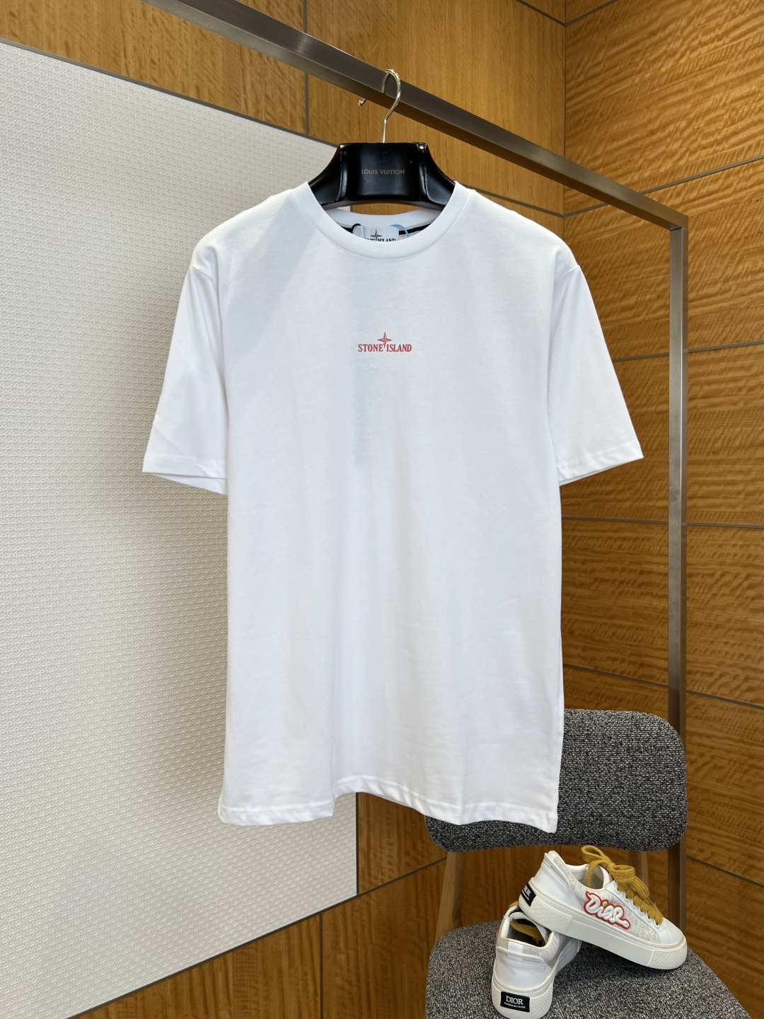 NO:825955,STONE ISLAND Stone Island geometric print short-sleeved T-shirt ————————  It is made of high-count combed double-strand cotton fabric, which has been processed by pre-shrunk washing process. It feels soft and skin-friendly, breathable and dry to wear, and is not easy to wrinkle and deform. It still maintains a smooth and crisp texture after multiple washings; the classic round neck type is edged with high-density threads  Craftsmanship, the neckline is not easy to loose and deform after long-term wear, fits the neck line, is simple and elegant, and does not choose the style; the red brand logo printing on the front of the body adopts imported environmentally friendly glue printing technology, the color is firm and delicate, not easy to fall off and crack, and is low-key  The embroidery breaks the monotony of the basic model and highlights the brand recognition; the back adopts a large geometric splicing print design, integrating the brand compass logo and contrasting line elements. The red and gray colors are distinct and full of street trend atmosphere, with both design and artistic sense; the cuffs and hem adopt double-line precision seaming technology, which is solid and flat, comfortable to wear and does not rub the skin, and the details show high-end quality; the whole is made of pure white as the base, with red and gray contrasting prints, the style is simple and full of trendy attitude.  ————————8828088 Material: cotton, loose fit, color white, size M/L/XL/XXL, men’s clothing, T-shirt, tees, t-shirt,19860909STONE ISLAND石头岛几何印花短袖T恤 ———————— 采用高支精梳双股棉面料,经过预缩水洗工艺处理,触感软糯亲肤,穿着透气干爽,不易起皱变形,多次洗涤依旧保持平整挺括的质感；经典圆领领型采用高密度螺纹包边工艺,领口久穿不易松垮变形,贴合颈部线条,简约大气不挑穿搭风格；衣身正面的红色品牌标识印花,采用进口环保胶浆印花工艺,色彩牢固细腻,不易脱落开裂,低调点缀打破基础款的单调感,凸显品牌辨识度；背面采用大幅几何拼接印花设计,融合品牌罗盘标识与撞色线条元素,红灰配色层次鲜明,充满街头潮流氛围,兼具设计感与艺术感；袖口与下摆采用双线精密锁边工艺,做工扎实平整,穿着舒适不磨皮肤,细节处尽显高端品质；整体以纯净白色为基底,搭配红灰撞色印花,风格简约又充满潮流态度. ————————8828088 材质: 棉 版型宽松 颜色白色 尺码M/L/XL/XXL,男装,T-shirt,tees，t-shirt,,Women's clothing