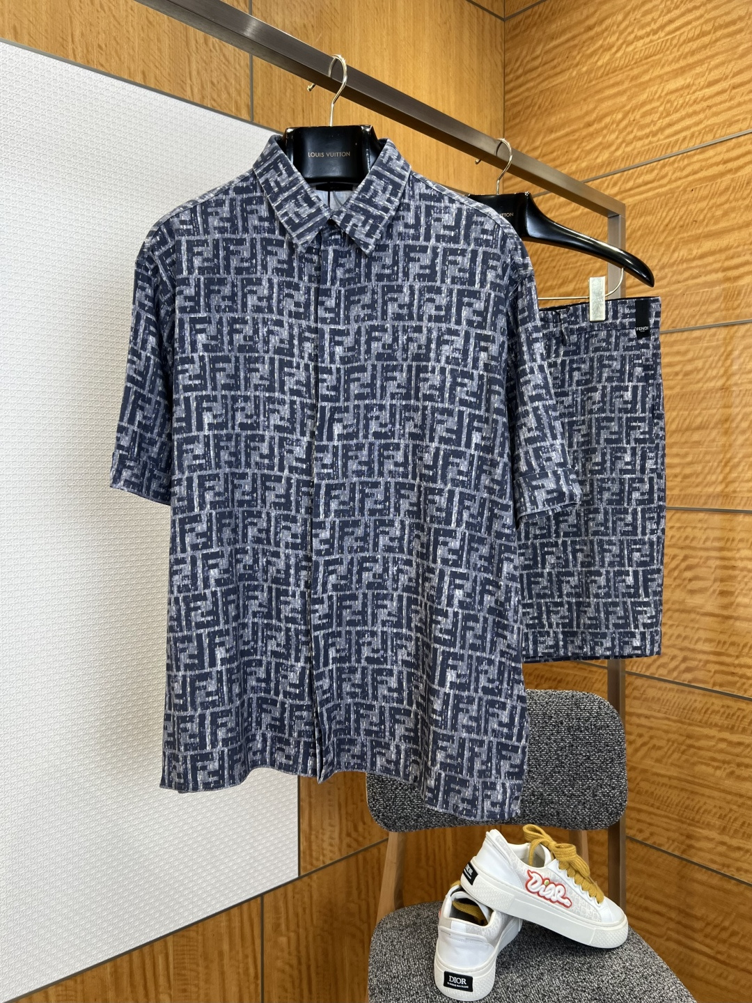 NO:825982,/shirt,/shorts FENDI Fendi double F presbyopic short-sleeved shirt suit ————————  Made of imported high-count Tencel blended fabric, the texture is light and smooth, with a soft drape. It has excellent breathability and skin-friendly properties. The upper body is refreshing and not sweaty, and it is not easy to wrinkle and deform after long-term wear. It perfectly balances comfort and high-end texture; the shirt is made of  Designed with a classic lapel, the collar is neatly and neatly cut, and the edges are made with precision hemming technology to ensure a smooth fit and not easy to curl; the body is fully printed with the brand's iconic double F presbyopia pattern, restoring the brand's classic design language, and the printing uses imported environmentally friendly glue  Pulp technology, the color is firm and delicate, not easy to fall off and crack. The low-key blue and gray color combination with the distressed texture breaks the dullness and shows the retro high-end style. Paired with the same series of presbyopic shorts, it adopts a high-waisted straight version and an invisible elastic waist at the waist.  The toe design makes it comfortable to wear and does not tighten the waist. The trousers have smooth and precise alignment, and the trousers are neatly cut to modify the leg lines. The whole set adopts the same color presbyopia all-over design, which echoes up and down. The overall style is coordinated and unified, and has both brand recognition and high-end sense.  ————————88380/36088 Material: Tencel blend, loose and straight style, color blue and gray, size 38/40/42/44, Fendi-clothing, fendi, fendi, shorts, shirts, T-shirt,19860909/衬衫,/短裤 FENDI芬迪双F老花短袖衬衫套装 ———————— 采用进口高支天丝混纺面料,质地轻薄顺滑,自带柔和垂坠感,兼具优越的透气性与亲肤性,上身清爽不闷汗,久穿不易起皱变形,完美平衡了舒适感与高级质感；衬衫采用经典翻领设计,领型剪裁利落规整,边缘采用精密包边工艺,平整服帖不易卷边；衣身采用满印品牌标志性双F老花图案,还原品牌经典设计语言,印花采用进口环保胶浆工艺,色彩牢固细腻,不易脱落开裂,低调的蓝灰配色搭配做旧肌理,打破沉闷感,尽显复古高级格调；搭配同系列老花短裤,采用高腰直筒版型,腰部采用隐形弹力腰头设计,穿着舒适不勒腰,裤身走线平整精密,裤脚剪裁利落,修饰腿部线条；整套采用同色系老花满印设计,上下呼应,整体风格协调统一,兼具品牌辨识度与高级感. ————————88380/36088 材质: 天丝混纺 版型宽松直筒 颜色蓝灰老花 尺码38/40/42/44,芬迪-服装,fendi,fendi,shorts,shirts,T-shirt,,Women's clothing