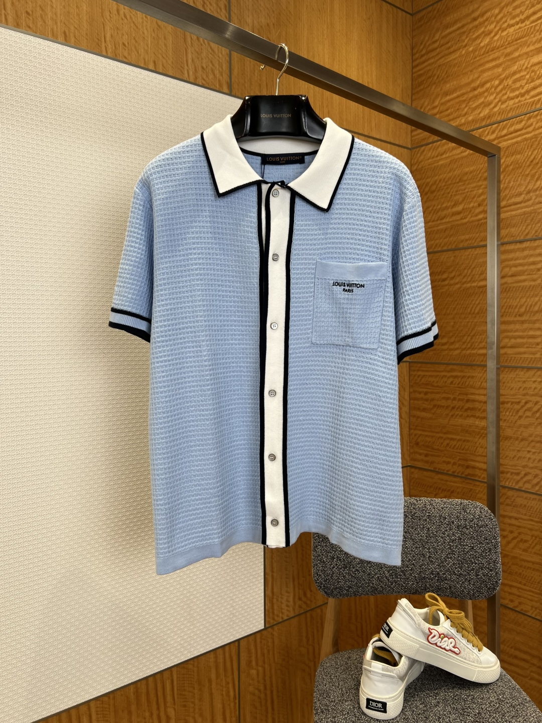 NO:825919,LV Louis Vuitton waffle knitted short-sleeved POLO cardigan ——————  It is made of specially made high-count knitted fabrics, using a delicate waffle weave method, which feels soft and skin-friendly. It has excellent breathability and moisture wicking performance. The upper body is dry and comfortable, and has its own three-dimensional texture. It adopts a contrasting lapel design, with a white collar edge and black thin edges, which is neat and stylish, modifying the neck line and adding a retro college atmosphere. It is equipped with a patch pocket design on the left chest, and the bag surface is decorated with the brand's iconic LOUIS VUITTON  The PARIS embroidery logo adopts high-density embroidery technology, with clear and full lines, highlighting the brand recognition; the cuffs are also designed with contrasting edges, echoing the overall style and improving the integrity of the shape; the overall version is slightly loose and straight-cut, with smooth and neat lines, which can modify the body shape without being picky. ————————8840088 Material: knitted, slightly loose version, color light blue and white, size S/M/L/XL, Louis Vuitton-clothing, louis  vuitton,louis vuitton,louis vuitton,T-shirt,19860909LV路易威登华夫格针织短袖POLO开衫 —————— 采用特供高支针织面料打造,采用细腻华夫格织法,触感软糯亲肤,兼具优越的透气性与吸湿排汗性能,上身干爽舒适,自带立体肌理质感；采用撞色翻领设计,白色领边搭配黑色细边勾勒,利落有型,修饰颈部线条,增添复古学院气息；左胸配置贴袋设计,袋面饰有品牌标志性LOUIS VUITTON PARIS刺绣标识,采用高密刺绣工艺,线条清晰饱满,彰显品牌辨识度；袖口同样采用撞色包边设计,与整体风格呼应,提升造型完整度；整体版型采用微宽松直筒剪裁,线条流畅利落,修饰身形不挑身材. ————————8840088 材质: 针织 版型微宽松 颜色浅蓝白色 尺码S/M/L/XL,路易威登-服装,louis vuitton,louis vuitton,louis vuitton,T-shirt,,Women's clothing