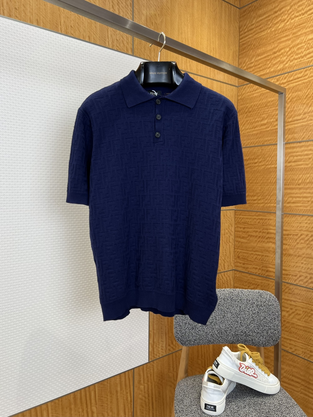 NO:825953,FENDI Fendi all-over printed presbyopia knitted short-sleeved Polo shirt ————————  Made of brand-customized blended knitted fabric, it feels soft and delicate, with cashmere-like skin-friendliness and excellent anti-wrinkle elasticity; the overall appearance is a high-end gray tone, and the classic FF presbyopia logo is all over the body through three-dimensional jacquard technology, highlighting the brand recognition and texture in a low-key manner  It has a rich feel and is not easy to deform; the neckline is a standard Polo lapel design, which is stiff and stylish and not easy to collapse. It is equipped with three resin buttons of the same color, which opens and closes smoothly, restoring the classic casual texture; the edge of the placket is reinforced with double-strand stitching, and the wiring is smooth and fine, improving the durability.  ————————8831088 Material: Wool Loose fit Color Navy blue Size S/M/L/XL, Fendi-clothing, fendi, fendi, T-shirt,19860909FENDI 芬迪满印老花针织短袖Polo衫 ———————— 采用品牌定制混纺针织面料,触感软糯细腻,兼具羊绒般的亲肤度与优良的抗皱回弹性；整体呈现高级灰调,通过立体提花工艺将经典FF老花标识满布衣身,低调中彰显品牌辨识度,肌理感丰富且不易变形；领口为标准Polo翻领设计,挺括有型不易软塌,搭配三颗同色系树脂纽扣,开合顺滑,还原经典休闲质感；门襟边缘采用双股车线加固,走线平整细密,提升耐穿度. ————————8831088 材质: 羊毛 版型宽松 颜色藏蓝色 尺码S/M/L/XL,芬迪-服装,fendi,fendi,T-shirt,,Women's clothing