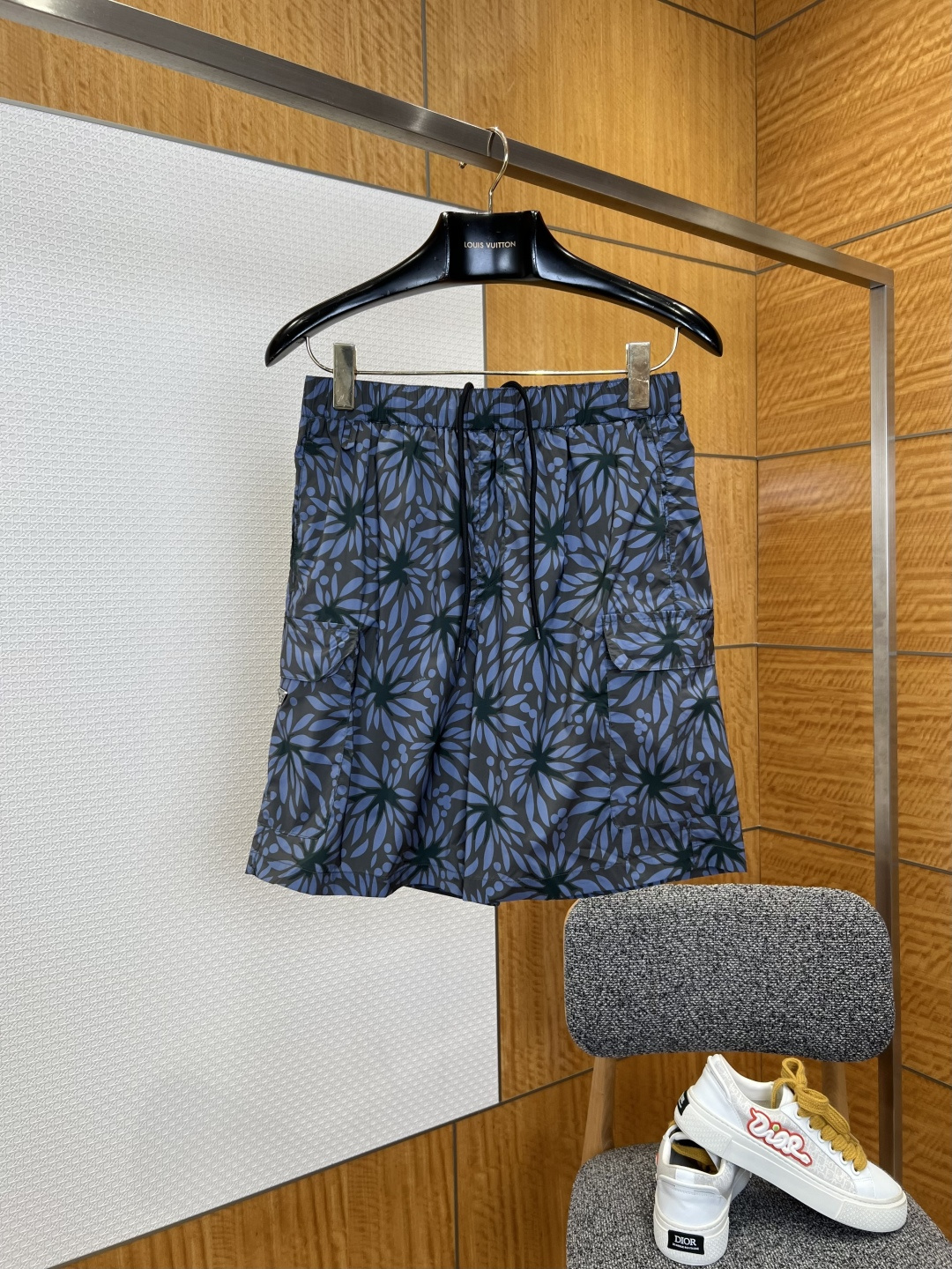 NO:827755,PRA printed nylon casual shorts————————  Made of imported high-density nylon fabric customized by the brand, the texture is light and smooth, with excellent breathability and drape. It feels delicate and skin-friendly, and is light and pressure-free on the upper body and back. It combines the comfort experience and practicality of daily wear; the pants are designed with the brand's exclusive artistic flower print, and the color  The colors are rich in layers, the printing process is delicate and clear, and the patterns are reproduced accurately, breaking the monotony of solid-color items and bringing a unique artistic atmosphere and recognition; the waistband is designed with elastic drawstrings, and is matched with drawstrings of the same color. The tightness can be flexibly adjusted according to the waistline, adapting to a variety of body shapes.  It is easy to put on and take off, taking into account the casual atmosphere of comfort and style; the trousers are straight cut with clean lines, and the loose and straight trousers are cut to have an excellent modification effect on the leg shape. The upper body and back are relaxed and stylish. It can be easily worn with T-shirts, sweatshirts or tops of the same series every day.  It creates a relaxed and high-end street casual style; the entire shorts have rigorous and delicate wiring craftsmanship, and the stitching is even and flat. From the waist drawstring details to the pocket edges, they all reflect the brand's strict control of quality; the printing design has both a retro and trendy feel, and the color matching is harmonious and advanced.  ————————8835088 Material: nylon Loose fit Color blue gray print/military green print Size 46/48/50/52, Prada-clothing, prada, prada, hoodie, sweatshirts, shorts, tees, t-shirt,19860909PRA印花尼龙休闲短裤 ———————— 采用品牌定制进口高密锦纶面料,质地轻薄顺滑,兼具出色的透气性与垂坠感,触感细腻亲肤,上身后轻盈无压,兼具了日常穿着的舒适体验与实用性；裤身采用品牌专属的艺术花卉印花设计,色彩层次丰富,印花工艺细腻清晰,图案复刻精准,打破了纯色单品的单调感,自带独特的艺术氛围与辨识度；腰头采用松紧抽绳设计,搭配同色系抽绳,可根据腰围灵活调节松紧度,适配多种身形,穿脱便捷,兼顾了舒适感与造型的随性氛围；裤脚采用平直剪裁,线条干净利落,宽松直筒的裤型剪裁,对腿型有着极佳的修饰效果,上身后松弛有型,日常搭配T恤、卫衣或同系列上衣,都能轻松打造松弛又高级的街头休闲风格；整件短裤的走线工艺严谨细腻,针脚均匀平整,从腰头抽绳细节到口袋边缘,均体现出品牌对品质的严苛把控；印花设计兼具复古与潮流感,色彩搭配和谐高级. ————————8835088 材质: 锦纶 版型宽松 颜色蓝灰印花/军绿印花 尺码46/48/50/52,普拉达-服装,prada,prada,hoodie,sweatshirts,shorts,tees，t-shirt,,Women's clothing