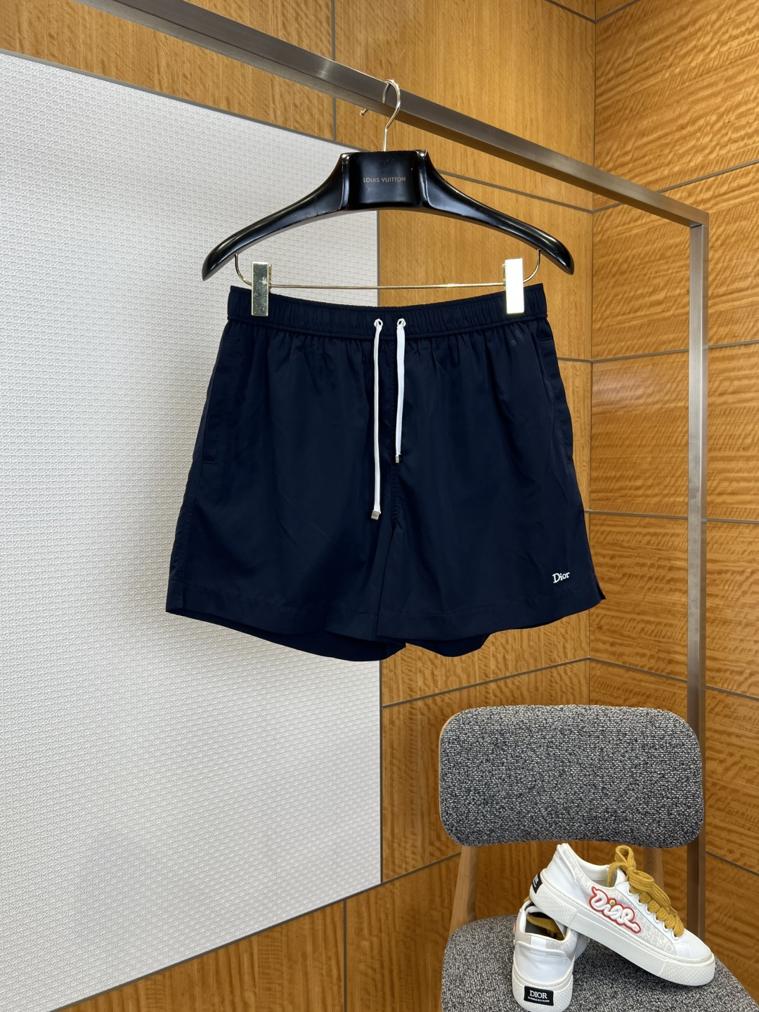 NO:827827,Dior letter embroidered casual shorts————————  Made of brand-customized imported high-density nylon fabric, the texture is light and smooth. The waistband is designed with an elastic drawstring and matched with a metal-tipped drawstring of the same color. The tightness can be flexibly adjusted according to the waist circumference, adapting to a variety of body shapes. It is easy to put on and take off, taking into account both comfort and style.  It has a casual atmosphere; there are large-capacity pockets on both sides, and the lines are neatly routed, which not only ensures the practicality of item storage, but also adds casual details to the overall look; the sides of the pants are decorated with exquisite DIOR letter embroidery logos, and the embroidery process is delicate and smooth.  The stitching is even and firm, conveying the brand gene in a low-key manner, and becomes the finishing touch of the overall look; the trousers are straight cut with clean lines, and the loose and straight trousers have an excellent modification effect on the leg shape. The upper body and back are loose and stylish, and can be easily matched with T-shirts or sweatshirts every day to create a relaxed and advanced casual style; the simple and elegant navy blue and light blue colors are refreshing and versatile, and can be easily controlled whether it is daily travel, vacation, leisure or light sports scenes, showing a casual and design-rich fashion attitude.  ————————8832088 Material: nylon, loose fit, color navy/light blue, size S/M/L/XL, Dior-clothing, dior, dior, hoodie, sweatshirts, shorts, tees, t-shirt,19860909迪奥字母刺绣休闲短裤 ———————— 采用品牌定制进口高密锦纶面料,质地轻盈顺滑,腰头采用松紧抽绳设计,搭配同色系带金属头抽绳,可根据腰围灵活调节松紧度,适配多种身形,穿脱便捷,兼顾了舒适感与造型的随性氛围；两侧设有大容量插袋,走线工整利落,既保障了物品存放的实用性,也为整体造型增添了休闲细节质感；裤身侧面饰有精致的DIOR字母刺绣标识,刺绣工艺细腻平整,针脚均匀牢固,低调传递品牌基因,成为整体造型的点睛之笔；裤脚采用平直剪裁,线条干净利落,宽松直筒的裤型剪裁,对腿型有着极佳的修饰效果,上身后松弛有型,日常搭配T恤或卫衣,都能轻松打造松弛又高级的休闲风格；简约大气的藏青与浅蓝配色清爽百搭,无论是日常出行度假休闲还是轻运动场景都能轻松驾驭,展现出随性又充满设计感的时尚态度. ————————8832088 材质: 锦纶 版型宽松 颜色藏青色/浅蓝色 尺码S/M/L/XL,迪奥-服装,dior,dior,hoodie,sweatshirts,shorts,tees，t-shirt,,Women's clothing