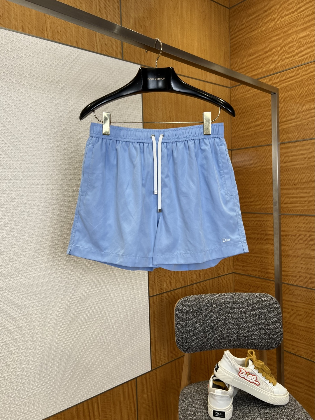 NO:829556,Dior letter embroidered casual shorts————————  Made of brand-customized imported high-density nylon fabric, the texture is light and smooth. The waistband is designed with an elastic drawstring and matched with a metal-tipped drawstring of the same color. The tightness can be flexibly adjusted according to the waist circumference, adapting to a variety of body shapes. It is easy to put on and take off, taking into account both comfort and style.  It has a casual atmosphere; there are large-capacity pockets on both sides, and the lines are neatly routed, which not only ensures the practicality of item storage, but also adds casual details to the overall look; the sides of the pants are decorated with exquisite DIOR letter embroidery logos, and the embroidery process is delicate and smooth.  The stitching is even and firm, conveying the brand gene in a low-key manner, and becomes the finishing touch of the overall look; the trousers are straight cut with clean lines, and the loose and straight trousers have an excellent modification effect on the leg shape. The upper body and back are loose and stylish, and can be easily matched with T-shirts or sweatshirts every day to create a relaxed and advanced casual style; the simple and elegant navy blue and light blue colors are refreshing and versatile, and can be easily controlled whether it is daily travel, vacation, leisure or light sports scenes, showing a casual and design-rich fashion attitude.  ————————8832088 Material: nylon, loose fit, color navy/light blue, size S/M/L/XL, Dior-clothing, dior, dior, hoodie, sweatshirts, shorts, tees, t-shirt,19860909迪奥字母刺绣休闲短裤 ———————— 采用品牌定制进口高密锦纶面料,质地轻盈顺滑,腰头采用松紧抽绳设计,搭配同色系带金属头抽绳,可根据腰围灵活调节松紧度,适配多种身形,穿脱便捷,兼顾了舒适感与造型的随性氛围；两侧设有大容量插袋,走线工整利落,既保障了物品存放的实用性,也为整体造型增添了休闲细节质感；裤身侧面饰有精致的DIOR字母刺绣标识,刺绣工艺细腻平整,针脚均匀牢固,低调传递品牌基因,成为整体造型的点睛之笔；裤脚采用平直剪裁,线条干净利落,宽松直筒的裤型剪裁,对腿型有着极佳的修饰效果,上身后松弛有型,日常搭配T恤或卫衣,都能轻松打造松弛又高级的休闲风格；简约大气的藏青与浅蓝配色清爽百搭,无论是日常出行度假休闲还是轻运动场景都能轻松驾驭,展现出随性又充满设计感的时尚态度. ————————8832088 材质: 锦纶 版型宽松 颜色藏青色/浅蓝色 尺码S/M/L/XL,迪奥-服装,dior,dior,hoodie,sweatshirts,shorts,tees，t-shirt,,Women's clothing