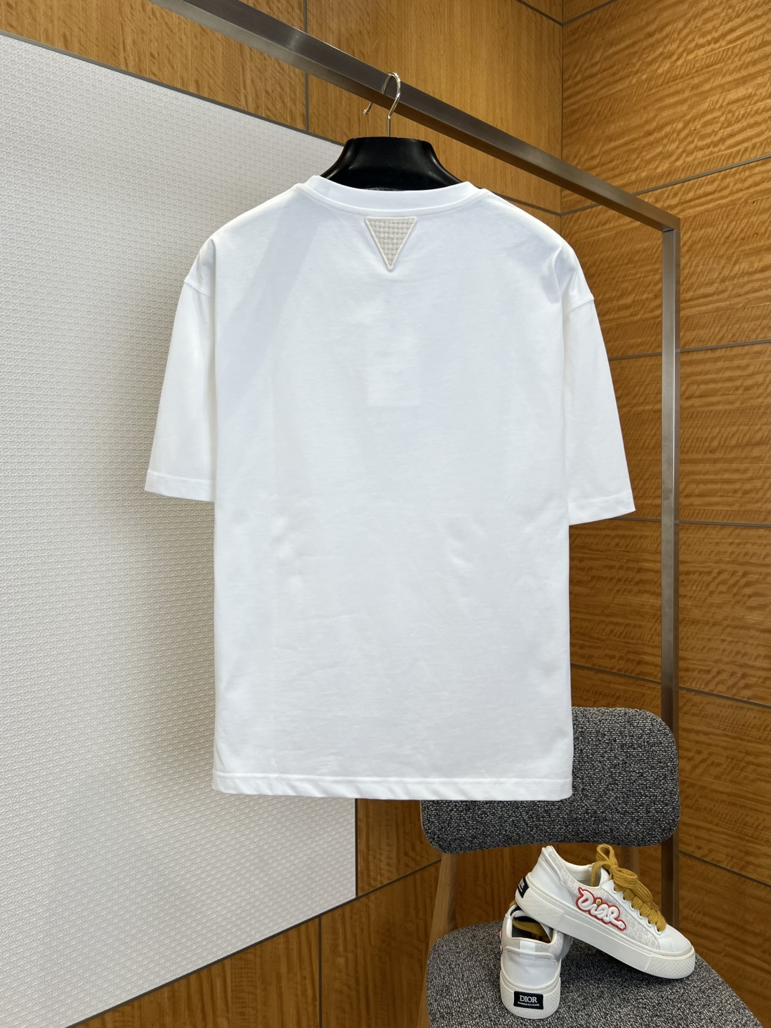 NO:828933,BV Bottega Veneta’s back triangle logo round neck short-sleeved T-shirt————————  Made of brand-customized high-count combed cotton fabric, the texture is fine and soft, with excellent breathability and drape. It feels smooth against the skin and is not prone to wrinkles and deformation on the upper body and back, ensuring the high-end texture and wearing experience of the T-shirt. The neckline adopts a classic round neck design.  It is equipped with reinforced rib binding technology, which is not easy to deform and loose, and fits the neck line, taking into account comfort and durability; the back neckline is decorated with the iconic triangular embossed logo, using a special three-dimensional embossing process, the texture is clear and full, and the texture is high-end and low-key.  It becomes the finishing touch of the overall look; the cuffs and hem are made of flat seaming technology, and the lines are neatly routed, making it difficult to get off-line and curl; the body is cut with a loose straight cut, the shape is loose and comfortable, and it is highly tolerant to the body shape, which can not only modify the body shape, but also adapt to the needs of the body.  A variety of wearing scenarios; the entire T-shirt has rigorous and delicate wiring craftsmanship, even and smooth stitching, and every detail from the collar to the hem reflects the brand's strict control of quality; the simple and elegant off-white color is clean and versatile, suitable for a variety of dressing styles.  ————————8823088 Material: Cotton Loose fit Color off-white Size XS/S/M/L, Bottega Veneta-clothing,bottega veneta,bottega veneta,T-shirt,tees,t-shirt,19860909BV葆蝶家后背三角标圆领短袖T恤 ———————— 采用品牌定制高支精梳棉面料,质地细腻软糯,兼具出色的透气性与垂坠感,触感亲肤顺滑,上身后不易起皱变形,保障了T恤的高级质感与穿着体验；领口采用经典圆领设计,搭配加固罗纹包边工艺,不易变形松垮,贴合颈部线条,兼顾了舒适感与耐穿性；后背领口处饰有标志性三角压纹标识,采用特殊立体压纹工艺,纹理清晰饱满,质感高级低调,成为整体造型的点睛之笔；袖口与衣摆采用平整锁边工艺,走线工整利落,不易脱线卷边；衣身采用宽松直筒剪裁,版型宽松舒适,对身材的包容度高,既能修饰身形,又能适配多种穿搭场景；整件T恤的走线工艺严谨细腻,针脚均匀平整,从领口到衣摆的每一处细节,均体现出品牌对品质的严苛把控；简约大气的米白色调干净百搭,适配多种穿搭风格. ————————8823088 材质: 棉 版型宽松 颜色米白色 尺码XS/S/M/L,葆蝶家-服装,bottega veneta,bottega veneta,T-shirt,tees，t-shirt,,Women's clothing