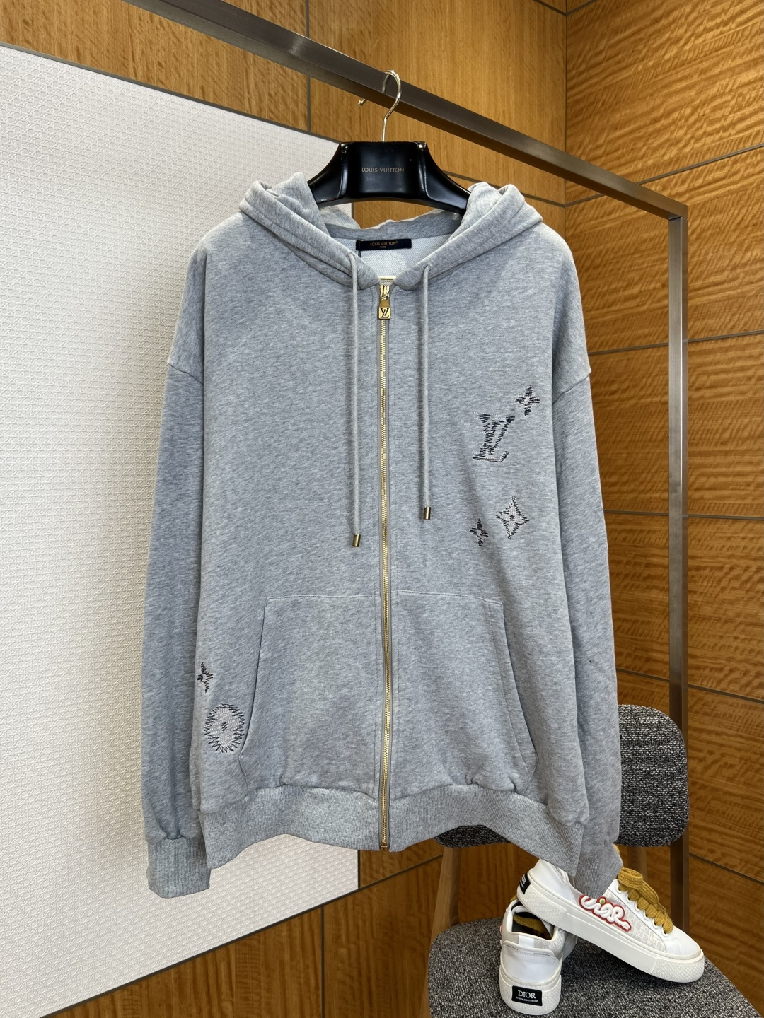 NO:827725,1V embroidered logo hooded zipper sweatshirt ————————  Made of heavyweight terry knitted fabric, the texture is thick and soft, skin-friendly and breathable. It has excellent warmth retention and drape. The upper body is comfortable and comfortable, and it is not easy to pill and deform after long-term wear. The whole body of the garment uses delicate embroidery technology, inspired by the brand's iconic Monogram elements, to create exquisite LV letters and flower logo embroidery. The stitches are fine and flat, the color transition is natural, and it is low-key.  It shows a luxurious texture; the placket adopts a customized metal zipper with the brand logo engraved on the zipper pull, which opens and closes smoothly and is full of texture; there is a large-sized kangaroo pocket on the front, with neat and tight routing, which is practical and adds a sense of layering to the body; the cuffs and hem are ribbed with moderate elasticity, making it comfortable to wear without being tight, and can effectively prevent wind and temperature; the loose-fitting drop-shoulder cut is not flattering on the figure.  ————————8848088 Material knitted terry Loose fit Color gray Size S/M/L/XL,Louis Vuitton-clothing,louis vuitton,louis vuitton,hoodie,sweatshirts,hats,198609091V刺绣标识连帽拉链卫衣 ———————— 采用重磅毛圈针织面料,质地厚实软糯,触感亲肤透气,兼具出色保暖性与垂坠感,上身舒适自在,久穿不易起球变形；衣身通体采用细腻刺绣工艺,以品牌标志性Monogram元素为灵感,打造精致的LV字母与花卉标识刺绣,针脚细密平整,色彩过渡自然,低调中尽显奢华质感；门襟采用定制金属拉链,拉链头刻有品牌标识,开合顺滑流畅,质感十足；正面设有大尺寸袋鼠口袋,走线工整紧密,实用之余增添衣身层次感；袖口与下摆采用罗纹收边工艺,弹性适中,穿着舒适不勒身,同时能有效防风锁温；宽松落肩版型剪裁不挑身材. ————————8848088 材质针织毛圈 版型宽松 颜色灰色 尺码S/M/L/XL,路易威登-服装,louis vuitton,louis vuitton,hoodie,sweatshirts,hats,,Women's clothing