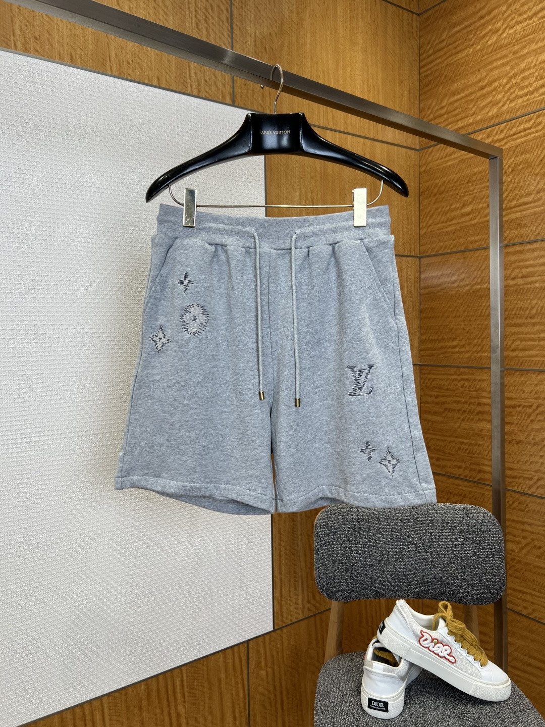 NO:827735,1V presbyopic embroidery printed drawstring casual sweatpants ————————  The brand's custom-made heavyweight terry cotton knitted fabric is selected. The texture is thick and soft, feels skin-friendly and breathable. It has excellent warmth retention and drape. The upper body is comfortable and comfortable, and it is not easy to pill and deform after long-term wear. The trousers are embroidered with the brand's iconic Monogram elements, and the LV letters and floral logo are outlined with exquisite stitches. The stitches are fine and flat.  It has a neat, natural color transition, and a luxurious texture in a low-key manner; it has a large-sized kangaroo pocket on the front, and the wiring is neat and tight, which adds a sense of layering to the body while being practical; the trouser legs are made of flat seam technology, and the edges are smooth and neat, neat and non-sloppy, and suitable for all types of shoes; the loose-fitting drop crotch version is not flattering and has excellent tolerance for various body shapes.  ————————8836088 Material cotton Loose fit Color heather gray Size S/M/L/XL, Louis Vuitton-clothing, louis vuitton, louis vuitton,198609091V老花刺绣印花抽绳休闲卫裤 ———————— 甄选品牌定制重磅毛圈棉质针织面料,质地厚实软糯,触感亲肤透气,兼具出色保暖性与垂坠感,上身舒适自在,久穿不易起球变形；裤身采用品牌标志性Monogram元素刺绣工艺,以精致线迹勾勒出LV字母与花卉标识,针脚细密平整,色彩过渡自然,低调中尽显奢华质感；正面设有大尺寸袋鼠口袋,走线工整紧密,实用之余增添衣身层次感；裤脚采用平口锁边工艺,边缘平整利落,利落不拖沓,适配各类鞋型；宽松落裆版型剪裁不挑身材,对各种身形都有极佳包容度. ————————8836088 材质棉 版型宽松 颜色麻灰色 尺码S/M/L/XL,路易威登-服装,louis vuitton,louis vuitton,,Women's clothing