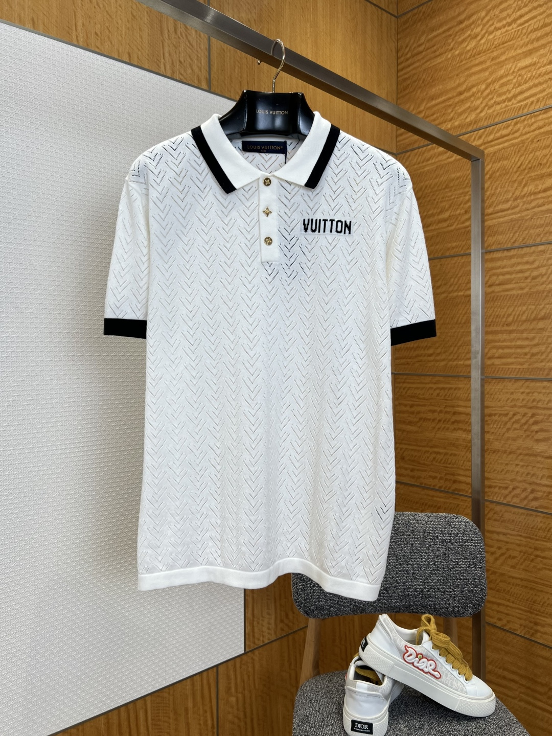 NO:827706,1V Hollow Knitted Contrast Color POLO Shirt————————  Made of customized high-count breathable knitted fabric, the texture is light and soft, delicate and skin-friendly, with excellent breathability and drape. The upper body is refreshing and not sweaty, and it is not easy to deform and pill when worn for a long time. The body of the garment adopts exquisite herringbone hollow texture technology, with fine and even stitching, showing a faint and transparent skin.  It has a soft and high-end texture; the placket is equipped with customized metal buttons, engraved with the brand logo, which has a refined and high-end texture and smooth opening and closing; the left chest is embroidered with brand letters, and the stitching is flat and firm, low-key highlighting the brand recognition; the loose and neat cut is extremely tolerant to various body shapes.  ————————8846088 Material knitted, loose fit, color white, size S/M/L/XL, Louis Vuitton-clothing, louis vuitton,198609091V镂空针织撞色POLO衫 ———————— 采用定制高支透气针织面料,质地轻盈软糯,触感细腻亲肤,兼具出色透气性与垂坠感,上身清爽不闷汗,久穿不易变形起球；衣身采用精致人字形镂空织纹工艺,针脚细密均匀,呈现出若隐若现的通透肌理,自带柔光高级质感；门襟搭配定制金属纽扣,刻有品牌标识,质感精致高级,开合顺滑；左胸点缀品牌字母刺绣,针脚平整牢固,低调彰显品牌辨识度；宽松利落版型剪裁,对各种身形都有极佳包容度. ————————8846088 材质针织 版型宽松 颜色白色 尺码S/M/L/XL,路易威登-服装,louis vuitton,,Women's clothing