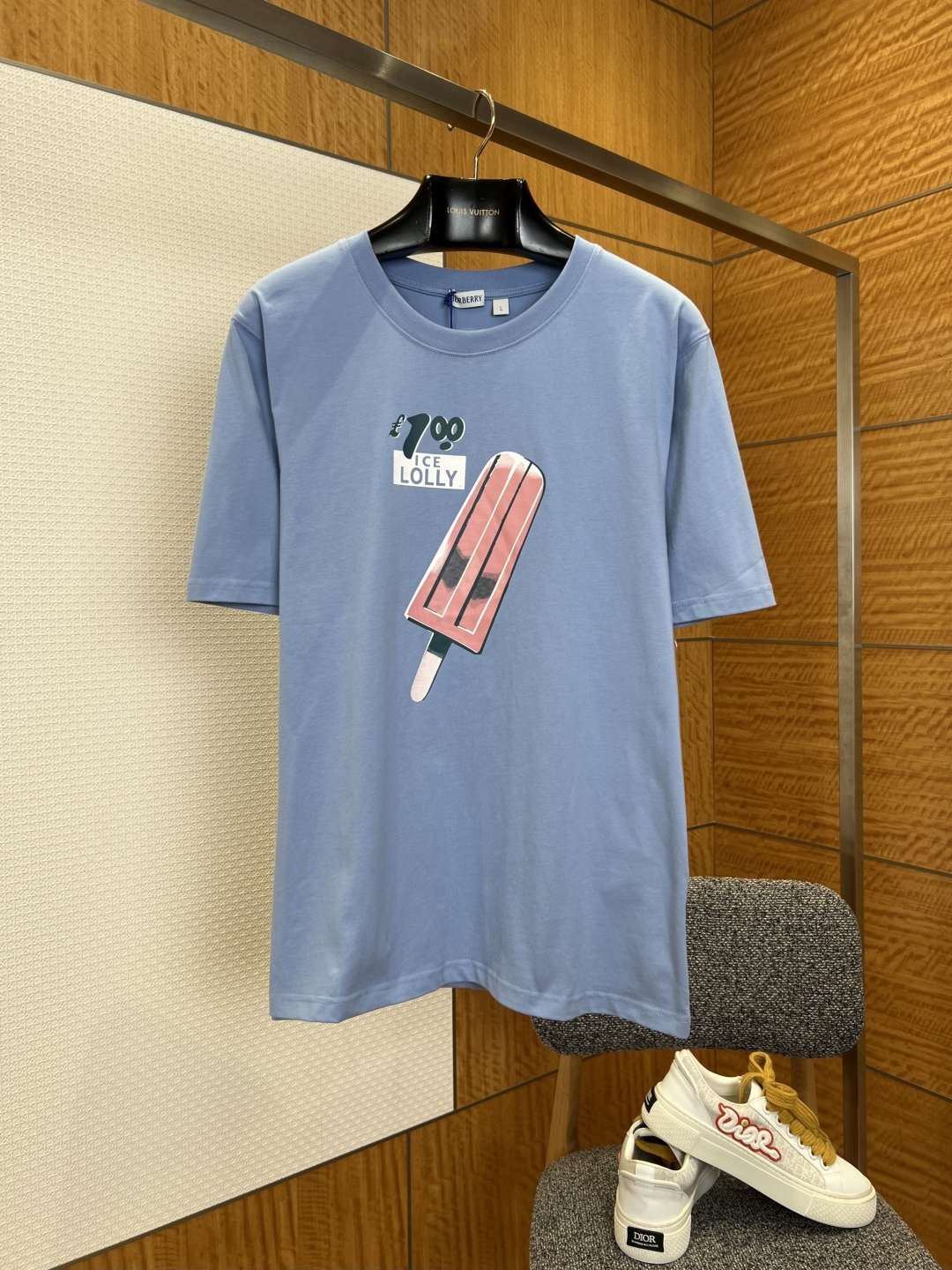 NO:827794,BBR Burberry fun ice cream print casual short-sleeved T-shirt ————————  Made of custom-made high-count combed cotton fabric, the texture is soft and skin-friendly, with a delicate and smooth touch. It has excellent breathability and drape. The upper body is light and pressure-free, and it is not easy to deform and pill after long-term wear. The front of the garment uses interesting ice cream printing technology, with bright and saturated colors, clear and three-dimensional patterns, and creative letter elements to break the monotony of solid colors and inject liveliness into the simple version.  It has a summer atmosphere; the round neck design is neat and stylish, and the neckline has been washed and tested many times. It is not easy to deform and loosen, and fits the neck line; the loose shoulder cut is not flattering and has excellent tolerance for various body shapes. It can be worn alone to create a refreshing summer feel, or it can be worn with a shirt for a layered look, easily adapting to various scenes such as daily commuting and leisure travel.  ————————8888 Material cotton Loose fit Color haze blue Size S/M/L/XL, Burberry-clothing, burberry, shirts, T-shirt, tees, t-shirt,19860909BBR巴宝莉趣味雪糕印花休闲短袖T恤 ———————— 采用定制高支精梳棉面料,质地柔软亲肤,触感细腻顺滑,兼具出色透气性与垂坠感,上身轻盈无压,久穿不易变形起球；衣身正面采用趣味雪糕印花工艺,色彩鲜亮饱和,图案清晰立体,搭配创意字母元素,打破纯色单调感,为简约版型注入活泼夏日氛围；圆领设计利落有型,领口经过多次洗水测试,不易变形松弛,贴合颈部线条；宽松落肩版型剪裁不挑身材,对各种身形都有极佳包容度,既能单穿打造清爽夏日感,也可内搭衬衫演绎叠穿造型,轻松适配日常通勤、休闲出游等多元场景. ————————8888 材质棉 版型宽松 颜色雾霾蓝 尺码S/M/L/XL,博柏利-服装,burberry,shirts,T-shirt,tees，t-shirt,,Women's clothing