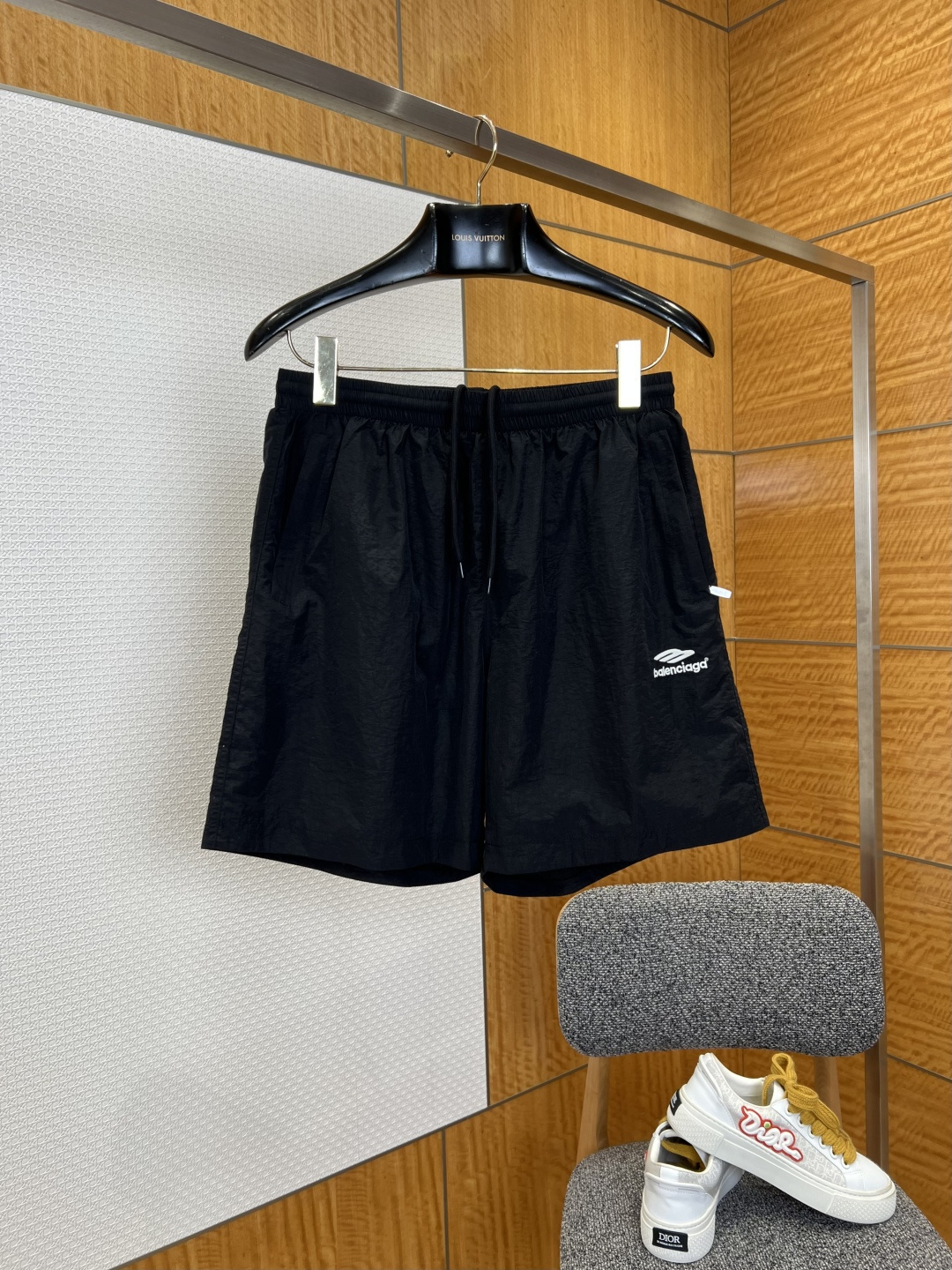 NO:827803,BLC Bajia logo embroidered casual shorts————————  Made of specially supplied nylon fabric, the texture is light and smooth, delicate and skin-friendly, with excellent breathability and drape. It is comfortable and comfortable to wear, and will not easily deform and wrinkle after long-term wear. The waistband is designed with elastic drawstrings and matched with drawstrings of the same color, which can be worn easily.  The tightness can be adjusted freely, making it casual and stylish, which not only fits the waist and abdomen lines but also leaves room for movement; the trouser legs are made of flat seaming technology, and the edges are smooth and neat, neat and non-sloppy, and suitable for all kinds of shoe types; the loose-fitting cut is not flattering on the figure.  ————————8828088 Material nylon Loose fit Color black/light gray Size S/M/L/XL, Balenciaga-clothing, balenciaga, burberry, shorts,19860909BLC巴家标识刺绣休闲短裤 ———————— 采用特供锦纶面料,质地轻薄顺滑,触感细腻亲肤,兼具出色透气性与垂坠感,穿着舒适自在,久穿不易变形起皱；腰头采用松紧抽绳设计,搭配同色系抽绳,可自由调节松紧度,随性有型,既贴合腰腹线条又保留穿着活动余量；裤脚采用平口锁边工艺,边缘平整利落,利落不拖沓,适配各类鞋型；宽松版型剪裁不挑身材. ————————8828088 材质锦纶 版型宽松 颜色黑色/浅灰色 尺码S/M/L/XL,巴黎世家-服装,balenciaga,burberry,shorts,,Women's clothing