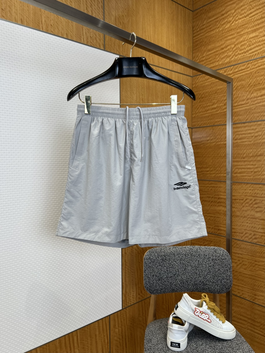 NO:827811,BLC Paris logo embroidered casual shorts————————  Made of specially supplied nylon fabric, the texture is light and smooth, delicate and skin-friendly, with excellent breathability and drape. It is comfortable and comfortable to wear, and will not easily deform and wrinkle after long-term wear. The waistband is designed with elastic drawstrings and matched with drawstrings of the same color, which can be worn easily.  The tightness can be adjusted freely, making it casual and stylish, which not only fits the waist and abdomen lines but also leaves room for movement; the trouser legs are made of flat seaming technology, and the edges are smooth and neat, neat and non-sloppy, and suitable for all kinds of shoe types; the loose-fitting cut is not flattering on the figure.  ————————8828088 Material nylon Loose fit Color black/light gray Size S/M/L/XL, Balenciaga-clothing, balenciaga, shorts,19860909BLC巴黎标识刺绣休闲短裤 ———————— 采用特供锦纶面料,质地轻薄顺滑,触感细腻亲肤,兼具出色透气性与垂坠感,穿着舒适自在,久穿不易变形起皱；腰头采用松紧抽绳设计,搭配同色系抽绳,可自由调节松紧度,随性有型,既贴合腰腹线条又保留穿着活动余量；裤脚采用平口锁边工艺,边缘平整利落,利落不拖沓,适配各类鞋型；宽松版型剪裁不挑身材. ————————8828088 材质锦纶 版型宽松 颜色黑色/浅灰色 尺码S/M/L/XL,巴黎世家-服装,balenciaga,shorts,,Women's clothing