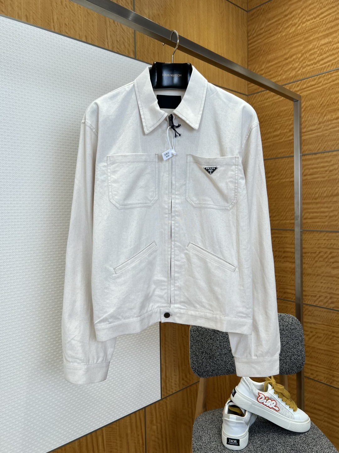 NO:827783,PRA classic triangle logo work jacket ———————— Made of customized 65 cotton  35 linen fabric, treated with a special process, has a crisp and light texture, feels dry and breathable, and has excellent drape and wear resistance. The upper body is comfortable and not sweaty, and it is not easy to deform and wrinkle after long-term wear; the neckline adopts a classic lapel design, which neatly and stylishly modifies the neck line, showing a capable temperament; the placket adopts a customized metal zipper opening and closing, which is smooth and not stuck, with the brand's exclusive zipper puller, and the details highlight the luxurious texture;  The left breast pocket is embellished with the iconic triangular metal logo, which is treated with high-polishing technology to have an eye-catching texture and low-key brand recognition; the body uses topstitching to outline the outline of the pocket, and the stitching is fine and even and neat and smooth, adding a sense of exquisite detail to the simple silhouette; the hem uses ribbed trimming technology, with smooth and neat edges, which effectively prevents wind and heat; the loose and neat cut is extremely tolerant to various body shapes.  ————————8861088 Material: 65 cotton 35 linen Loose fit Color off-white Size S/M/L/XL, Prada-clothing, prada, prada, jackets & coats, jackets & coats,19860909PRA经典三角标工装夹克外套 ———————— 采用定制65棉 35亚麻面料,经过特殊工艺处理,质地挺括轻盈,触感干爽透气,兼具出色垂坠感与耐磨性,上身舒适不闷汗,久穿不易变形起皱；领口采用经典翻领设计,利落有型修饰颈部线条,尽显干练气质；门襟采用定制金属拉链开合,顺滑不卡顿,搭配品牌专属拉链头,细节处彰显奢华质感；左胸口袋上点缀标志性三角金属徽标,采用高抛光工艺处理,质感醒目,低调彰显品牌辨识度；衣身采用明线勾勒口袋轮廓,针脚细密均匀走线工整流畅,为简约版型增添精致细节感；下摆采用罗纹收边工艺,边缘平整利落,有效防风锁温；宽松利落版型剪裁,对各种身形都有极佳包容度. ————————8861088 材质: 65棉 35亚麻 版型宽松 颜色米白色 尺码S/M/L/XL,普拉达-服装,prada,prada,jackets & coats,jackets & coats,,Women's clothing