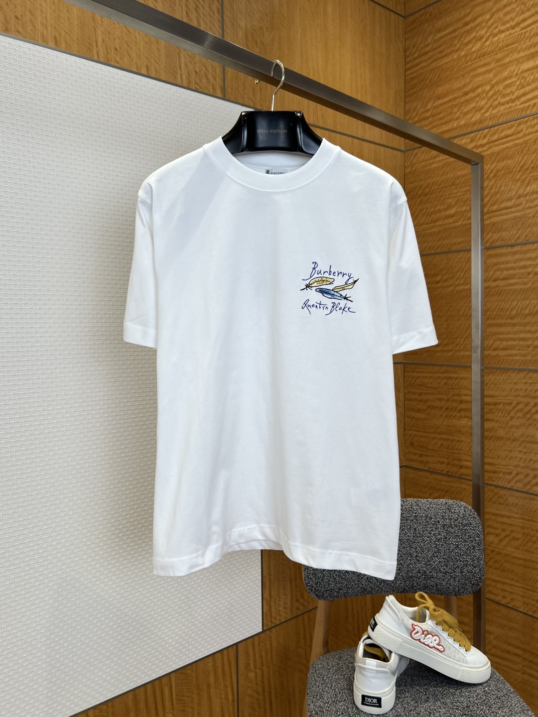NO:827836,BBR Burberry feather embroidery printed short-sleeved T-shirt ————————  It is made of double mercerized long-staple cotton fabric, which has been tempered by double-burning and double-mercerized processes. It feels as smooth and delicate as silk satin. It has excellent drape and wrinkle resistance. It can still maintain a crisp shape and shiny texture after repeated washing. Its breathable and sweat-wicking characteristics make it more suitable for summer wear.  It is refreshing and burden-free to wear; the neckline is wrapped with customized high-elastic ribbed webbing, which not only fits the neck line, but also effectively avoids deformation after long-term wear, creating a neat and non-bloated basic round neck; the overall design adopts three-dimensional tailoring, taking into account loose comfort and neat lines, without fussing.  The body shape is suitable for a variety of wearing scenarios, whether it is worn alone with jeans to create a casual look, or layered under a shirt or jacket to create a layered look, it can easily create a high-end texture. The cuffs and hem are made of double-strand precision hemming technology, and the seams are neat and firm, showing the detail control of high-end garments. The body uses seamless taping technology to process the side seams, making it friction-free when worn, improving the overall comfort and flatness of the pattern, creating a daily basic style that combines comfortable wearing experience with artistic and fashionable expression.  ————————8828088 Material: cotton Loose straight version Color black/white Size XS/S/M/L, Burberry-clothing, burberry, jeans, jackets & coats, shirts, T-shirt, tees, t-shirt,19860909BBR巴宝莉羽毛刺绣印花短袖T恤 ———————— 采用双丝光长绒棉面料,经过双烧双丝光工艺淬炼,触感如丝缎般柔滑细腻,兼具卓越的垂坠感与抗皱性,反复洗涤依旧能保持挺括版型与亮泽质感,透气排汗的特性更让夏日穿着清爽无负担；领口采用定制高弹罗纹织带包边,贴合颈部线条的同时,有效避免久穿变形,打造利落不臃肿的基础圆领；整体采用立体剪裁设计,兼顾宽松舒适与利落线条,不挑身材的廓形适配多种穿搭场景,无论是单穿搭配牛仔裤打造休闲造型,还是叠穿于衬衫外套内打造层次感,都能轻松塑造高级质感；袖口与下摆均采用双股线精密包边工艺,锁边工整牢固,尽显高端成衣的细节把控力；衣身采用无缝压胶工艺处理侧缝,穿着无摩擦感,提升整体舒适度与版型平整度,打造兼具舒适穿着体验与艺术时尚表现力的日常基础款. ————————8828088 材质: 棉 版型宽松直筒 颜色黑色/白色 尺码XS/S/M/L,博柏利-服装,burberry,jeans,jackets & coats,shirts,T-shirt,tees，t-shirt,,Women's clothing
