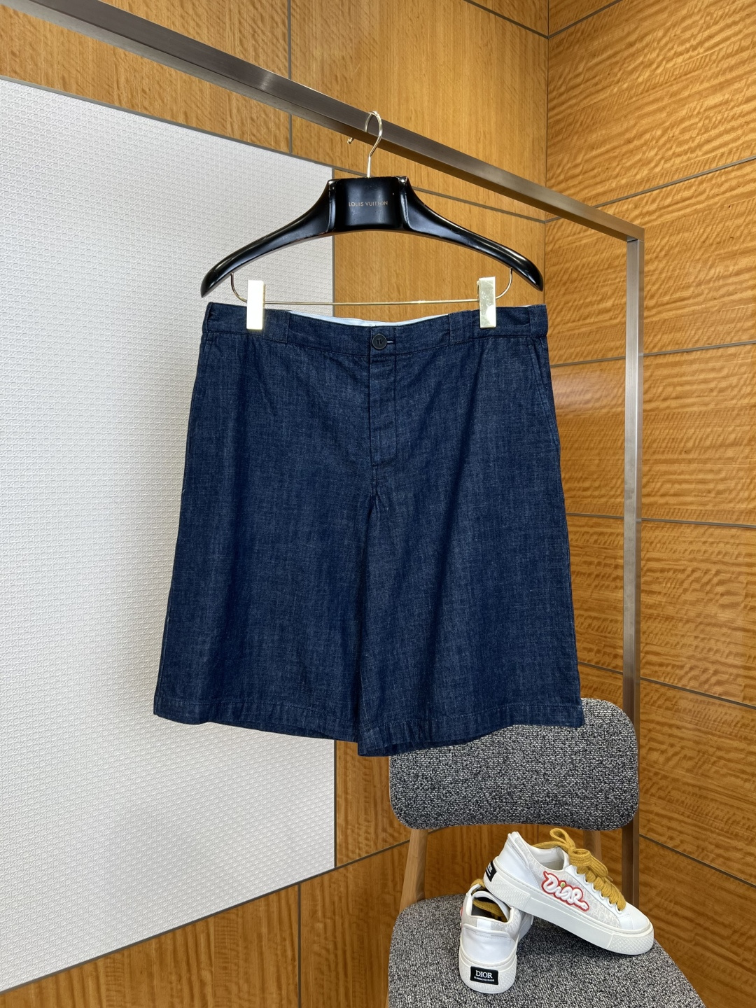 NO:883754,P's classic metal triangle logo casual shorts  It is made of exclusive imported linen blended fabric, which has been processed through multiple pre-shrunk washing and enzyme softening processes. It feels dry and breathable. The upper body has a natural texture. It has excellent moisture absorption and perspiration, drape and wrinkle resistance and skin-friendly comfort. It is not easy to deform and wrinkle after long-term wear. It perfectly balances the texture and style of high-end clothing and summer.  The item is cool and practical to wear; the waistband adopts a classic trousers-style waistband design, with brand-customized resin buttons and invisible zipper closures, which fit the waist line while maintaining a neat silhouette. The classic trouser loop design can be freely matched with a belt to enrich the style; there are three-dimensional pockets on the front and back of the trousers, and diagonal pockets on the front side.  Daily storage and dressing are neat and tidy. The double welt pockets on the back are neatly routed. The iconic metal triangle logo on the right back pocket is made with precision die-casting technology.  The seams are all treated with double-thread overlocking technology, and the threads are evenly and solidly routed, which effectively improves the durability and durability of the clothes. The details show the exquisiteness of high-end craftsmanship; the classic denim blues are calm and atmospheric, and the natural fabrics have a retro texture that can be worn with old age., Prada-clothing, prada, shorts,19860909P家经典金属三角标休闲短裤 采用专属进口亚麻混纺面料,经过多道预缩水洗与酵素柔化工艺处理,触感干爽透气,上身自带天然肌理质感,兼具出色的吸湿排汗性、垂坠抗皱性与亲肤舒适度,久穿不易变形起皱,完美平衡高端服饰的质感格调与夏季单品的清凉实穿属性；腰头采用经典西裤式腰头设计,搭配品牌定制树脂纽扣与隐形拉链开合,贴合腰部线条的同时兼顾利落版型,经典裤袢设计可自由搭配腰带,丰富造型层次；裤身前后均设有立体口袋,前侧斜插袋兼顾日常收纳与穿搭利落感,后侧双嵌线袋走线工整利落,右侧后侧口袋处的标志性金属三角徽标,采用精密压铸工艺制作,光泽细腻醒目,低调中彰显品牌辨识度,每一处细节都尽显品牌对工艺细节的极致追求；裤身所有接缝处均采用双线锁边工艺处理,走线均匀扎实,有效提升衣物耐穿度与耐用性,细节处尽显高端工艺的精致考究；经典牛仔蓝调沉稳大气,天然面料自带随穿随旧的复古质感.,普拉达-服装,prada,shorts,,Women's clothing