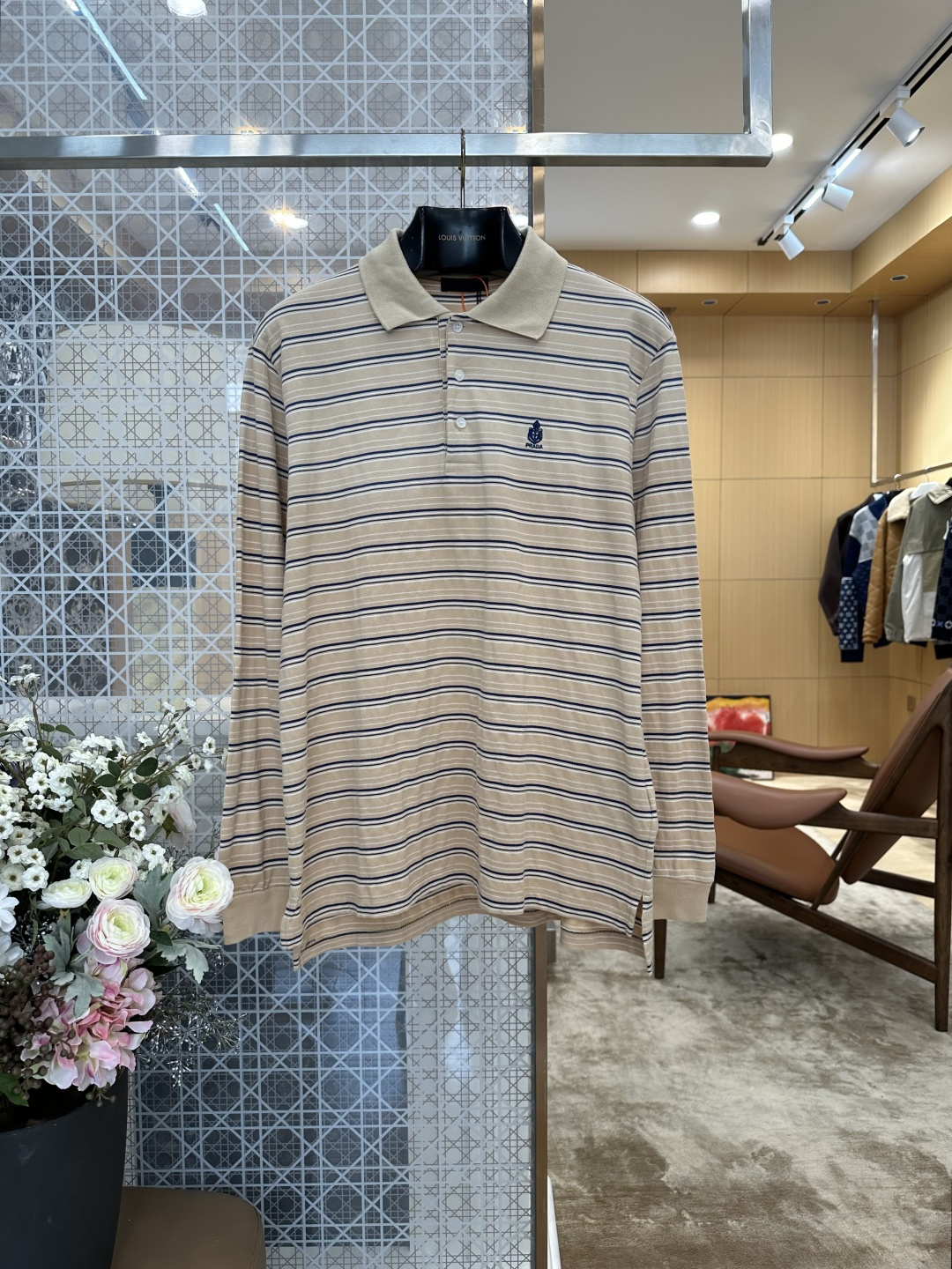 NO:892660,PRA embroidered logo pinstripe long-sleeved Polo shirt ————8834088 Material: Cotton Loose fit Color Khaki stripes Size S/M/L/XL, Prada-clothing, prada, prada,19860909PRA刺绣徽标细条纹长袖Polo衫 ——————8834088 材质: 棉 版型宽松 颜色卡其色条纹 尺码S/M/L/XL,普拉达-服装,prada,prada,,Women's clothing