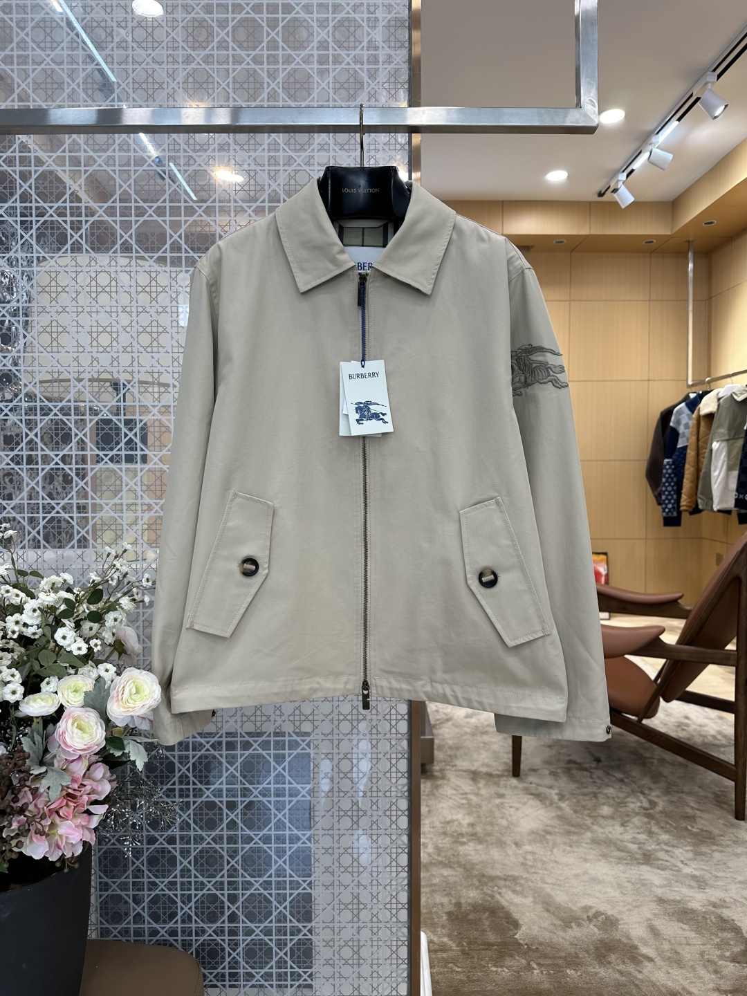 NO:892655,BBR equestrian knight embroidered armband lapel jacket ————8866088 Material: Cotton Loose fit Color light khaki Size S/M/L/XL, Burberry-clothing, jackets & coats,jackets & coats,19860909BBR马术骑士刺绣袖标翻领夹克外套 ——————8866088 材质: 棉质 版型宽松 颜色浅卡其 尺码S/M/L/XL,博柏利-服装,jackets & coats,jackets & coats,,Women's clothing