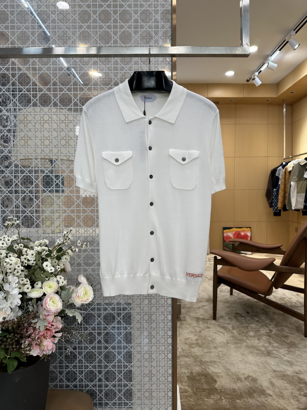 NO:892682,VS letter embroidered lapel buttoned short-sleeved knitted cardigan ————8848088 Material mulberry silk Version: Loose Color off-white/navy blue Size S/M/L/XL, Versace-clothing, versace, T-shirt,19860909VS字母刺绣翻领排扣短袖针织开衫 ——————8848088 材质桑蚕丝 版型: 宽松 颜色米白/藏蓝 尺码S/M/L/XL,范思哲-服装,versace,T-shirt,,Women's clothing