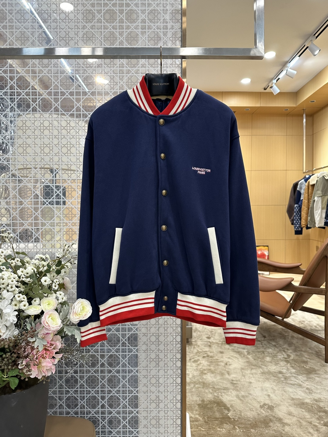 NO:892676,1V letter embroidery contrast stripe baseball jacket ————8864088 Material: Cotton Loose fit Color navy blue with red and white stripes Size S/M/L/XL, Louis Vuitton-clothing, louis vuitton, jackets & coats,198609091V字母刺绣撞色条纹棒球外套 ——————8864088 材质: 棉质 版型宽松 颜色藏蓝撞红白条纹 尺码S/M/L/XL,路易威登-服装,louis vuitton,jackets & coats,,Women's clothing