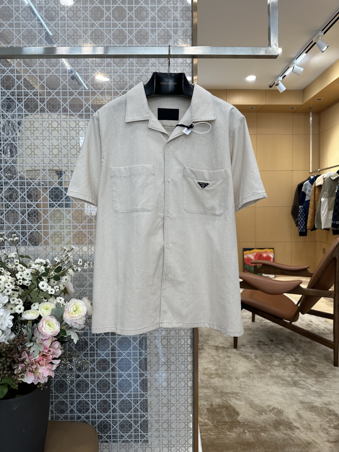 NO:892666,PRA double pocket metal triangle logo short-sleeved shirt jacket ————8843088 Material: Cotton Loose fit Color light linen beige Size S/M/L/XL, Prada-clothing, prada, prada, jackets & coats, shirts, T-shirt,19860909PRA双口袋金属三角标短袖衬衫外套 ——————8843088 材质: 棉 版型宽松 颜色浅麻米色 尺码S/M/L/XL,普拉达-服装,prada,prada,jackets & coats,shirts,T-shirt,,Women's clothing