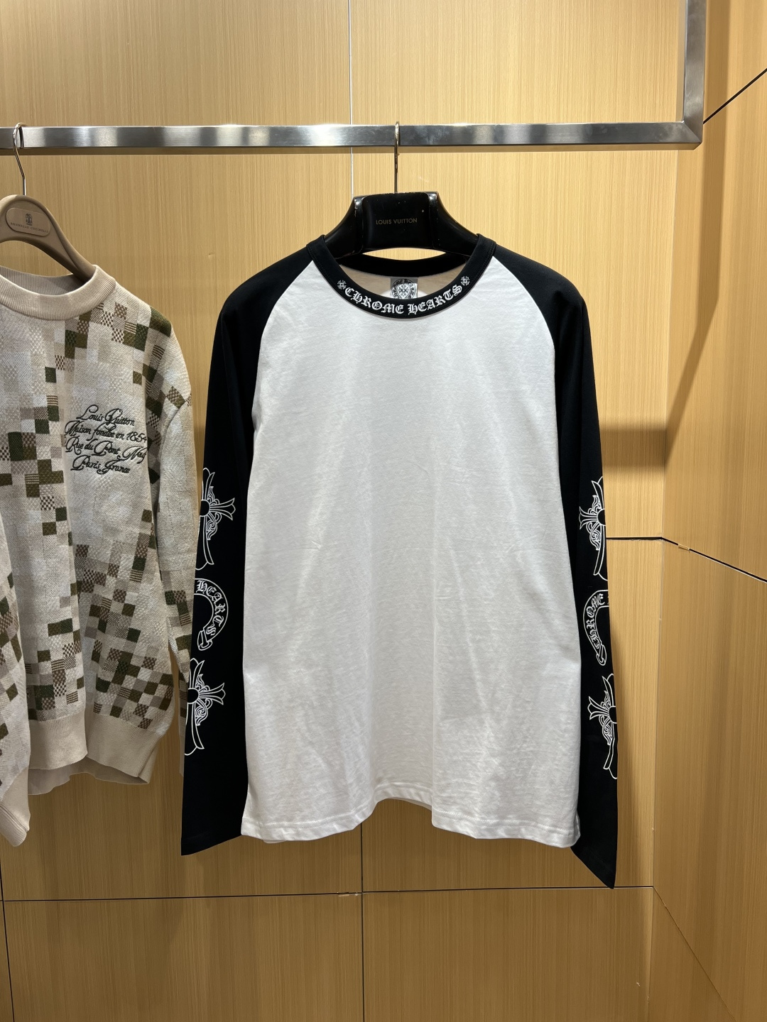 NO:898973,CHROME HEARTS Chrome Hearts raglan contrast printed long-sleeved T-shirt. The front and back parts of the body, left and right raglan sleeves, shoulder seam splicing, and collar hemming position. Each Chrome Hearts letter and cross print are of uniform size and even spacing. The left and right sleeve patterns are completely symmetrical. The shoulder seam splicing and printing are tight and there is no problem of misalignment, fault, or stretch blur. CHROME HEARTS - Clothing, chrome hearts, chrome hearts, tees, t-shirt,19860909CHROME HEARTS克罗心插肩撞色印花长袖T恤 衣身前后片、左右插肩袖、肩缝拼接、领口包边位置,每一处克罗心字母、十字印花尺寸统一、间距均匀,左右袖身图案完全对称,肩缝拼接印花严丝合缝,无错位、断层、拉伸模糊问题,克罗心-服装,chrome hearts,chrome hearts,tees，t-shirt,,Women's clothing
