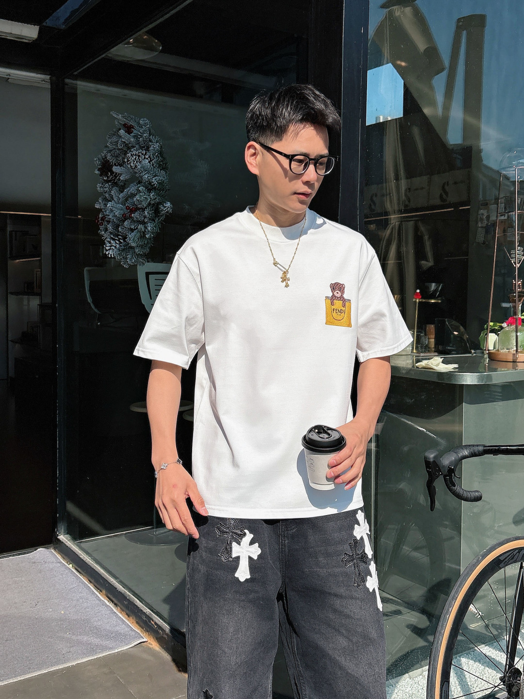 NO:452158,Fendi/Fendi 2025 spring and summer new product, complete three standards, round neck pure cotton short-sleeved T-shirt, don’t need to introduce too much good products, look at the details, counter code M-XXXL / Suggestions, fendi, fendi, T-shirt, tees, t-shirt, alexander wang19860909Fendi/芬迪 2025春夏新品 三标齐全 圆领纯棉短袖T恤 好货不用过多介绍 看细节 专柜码数M-XXXL /建议L,,fendi,fendi,T-shirt,tees，t-shirt,alexander wang,Men's clothing