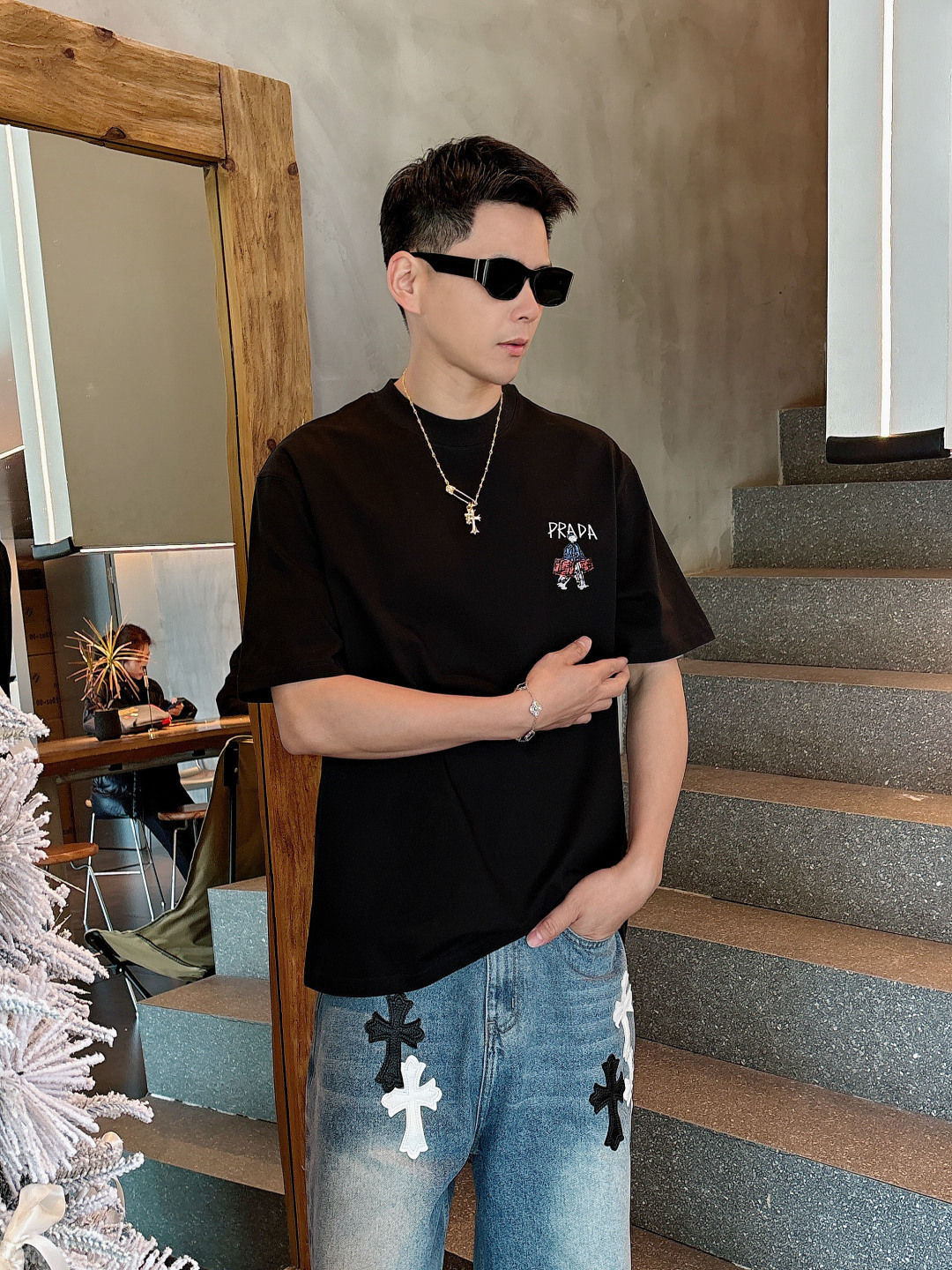 NO:452144,Prada/Prada 2025 spring and summer new product, complete three standards, round neck pure cotton short-sleeved T-shirt, don’t need to introduce too much good products, look at the details, counter code M-XXXL / Suggestions,,prada,prada,T-shirt,tees,t-shirt,alexander wang19860909Prada/普拉达 2025春夏新品 三标齐全 圆领纯棉短袖T恤 好货不用过多介绍 看细节 专柜码数M-XXXL /建议L,,prada,prada,T-shirt,tees，t-shirt,alexander wang,Men's clothing