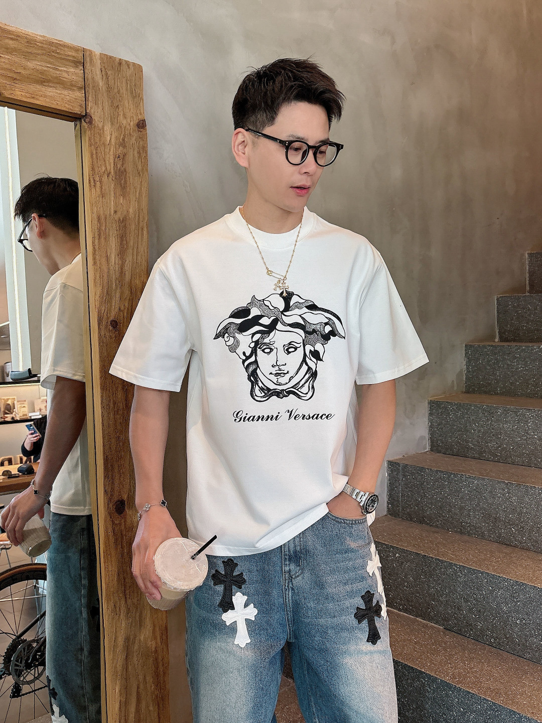 NO:452123,Versace/Versace 2025 spring and summer new product, complete three standards, round neck pure cotton short-sleeved T-shirt, no need to introduce too much good products, look at the details, counter code M-XXXL / Suggestions, versace, versace, T-shirt, tees, t-shirt, alexander wang19860909Versace/范思哲 2025春夏新品 三标齐全 圆领纯棉短袖T恤 好货不用过多介绍 看细节 专柜码数M-XXXL /建议L,,versace,versace,T-shirt,tees，t-shirt,alexander wang,Men's clothing