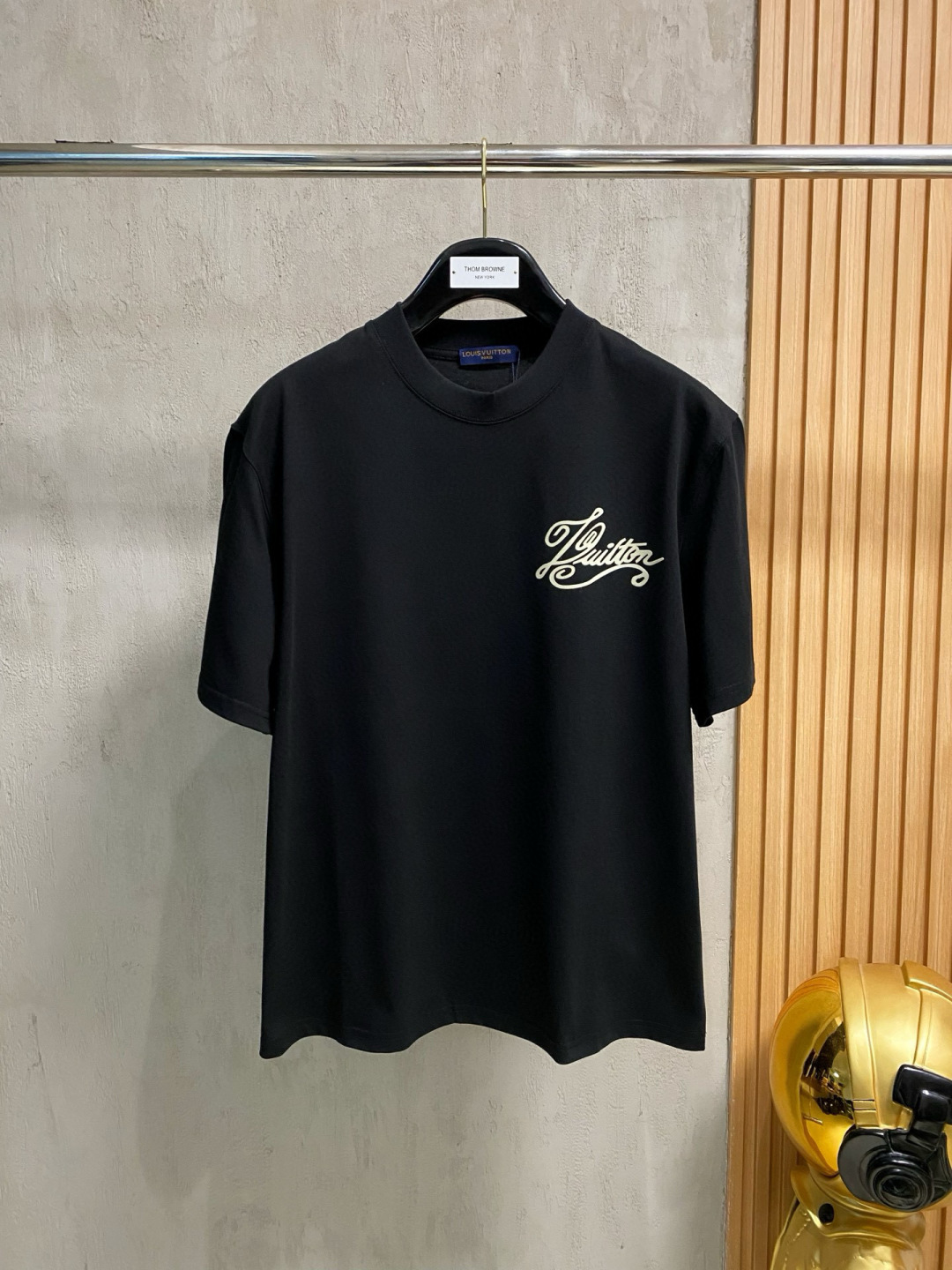 NO:428655,LV/Louis Vuitton 2025 new spring and summer products are available in new products, complete three standards, pure cotton round neck short-sleeved T-shirt, no need to introduce too much good products, look at the details, counter code M-XXXL 175/Suggestions,,louis vuitton,louis vuitton,T-shirt,tees,t-shirt,alexander wang19860909LV/路易威登 2025年春夏新品上新 三标齐全 纯棉圆领短袖T恤 好货不用过多介绍 看细节 专柜码数M-XXXL 175/建议L,,louis vuitton,louis vuitton,T-shirt,tees，t-shirt,alexander wang,Men's clothing