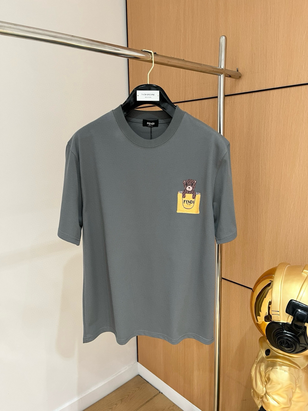 NO:423055,Fendi/Fendi 2025 spring and summer new product, complete three standards, 260g round neck pure cotton short-sleeved T-shirt, good products do not need to be introduced too much, look at the details, counter code M-XXXL 175/Suggestions,,fendi,fendi,T-shirt,tees,t-shirt,alexander wang19860909Fendi/芬迪 2025春夏新品 三标齐全 260克圆领纯棉短袖T恤 好货不用过多介绍 看细节 专柜码数M-XXXL 175/建议L,,fendi,fendi,T-shirt,tees，t-shirt,alexander wang,Men's clothing