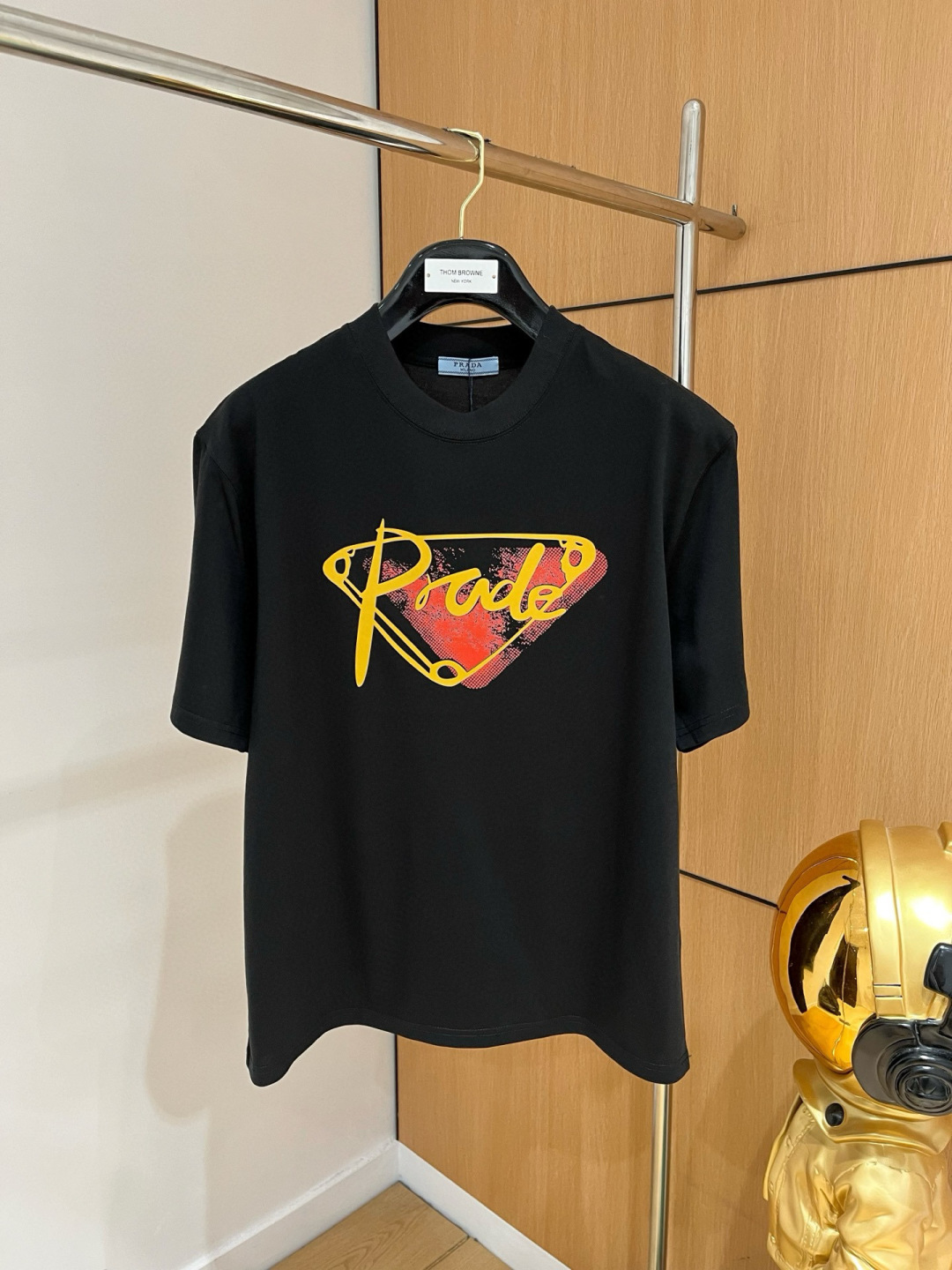 NO:423024,Prada/Prada 2025 spring and summer new product, complete three standards, 260g round neck pure cotton short-sleeved T-shirt. Don’t need to introduce too much good products. Look at the details. Counter code M-XXXL 175/Suggestions,,prada,prada,T-shirt,tees,t-shirt,alexander wang19860909Prada/普拉达 2025春夏新品 三标齐全 260克圆领纯棉短袖T恤 好货不用过多介绍 看细节 专柜码数M-XXXL 175/建议L,,prada,prada,T-shirt,tees，t-shirt,alexander wang,Men's clothing