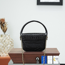 𝗖𝗛𝗔𝗡𝗘𝗟 𝟮𝟲𝗮 鳄鱼压纹马鞍包黑色 高鉴版实拍🌍櫃台原裝C画册/一包一碼 雙牌身份/联檢供應藍牌标识Cplan身份 𝗖𝗛𝗔𝗡𝗘𝗟 𝟮𝟲𝗮 鳄鱼压纹马鞍包黑色 高鉴版实拍🌍櫃台原裝C画册/一包一碼 雙牌身份/联檢供應藍牌标识Cplan身份