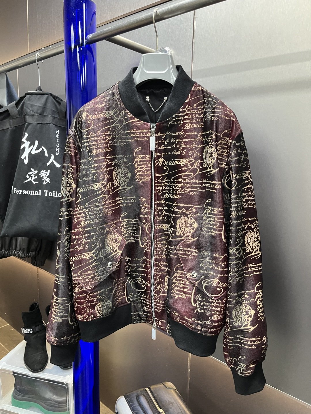 NO:638054,[Private custom leather jacket] Peng Yuyan's same style fetal cow hair 'Love Letter' laser burned baseball leather jacket. The material is upgraded, imported fetal cow hair, the leather is soft, fine hair, small opening, and the price is a little expensive. The craftsmanship is laser burned, and the love letter letter logo is fully lasered. Very high-end and atmospheric. (Note the only drawback is that the leather will have a burnt smell after being freshly lasered. It is inevitable for new clothes. If you leave it for a period of time, or wear it for a period of time, it will be removed. If you mind, buy with caution.  Style number AG2004 Size 46-56, other sizes customized, men's clothing, leather jacket, alexander wang19860909[私人定制皮衣] 彭于晏同款 胎牛毛 “情书”激光烧花 棒球皮衣 材质皮料升级,进口胎牛毛,皮料柔软,毛细腻,开张小,价格小贵. 工艺激光烧花,情书字母logo满副激光.非常高端大气.（注意唯一缺点,现在都是现做激光后皮料会有焦味,新衣服难避免,放置一段时间,或者穿着一段时间会祛除,介意者慎买 款号AG2004 尺码46-56,其他码定制,男装,leather jacket,alexander wang,Women's clothing