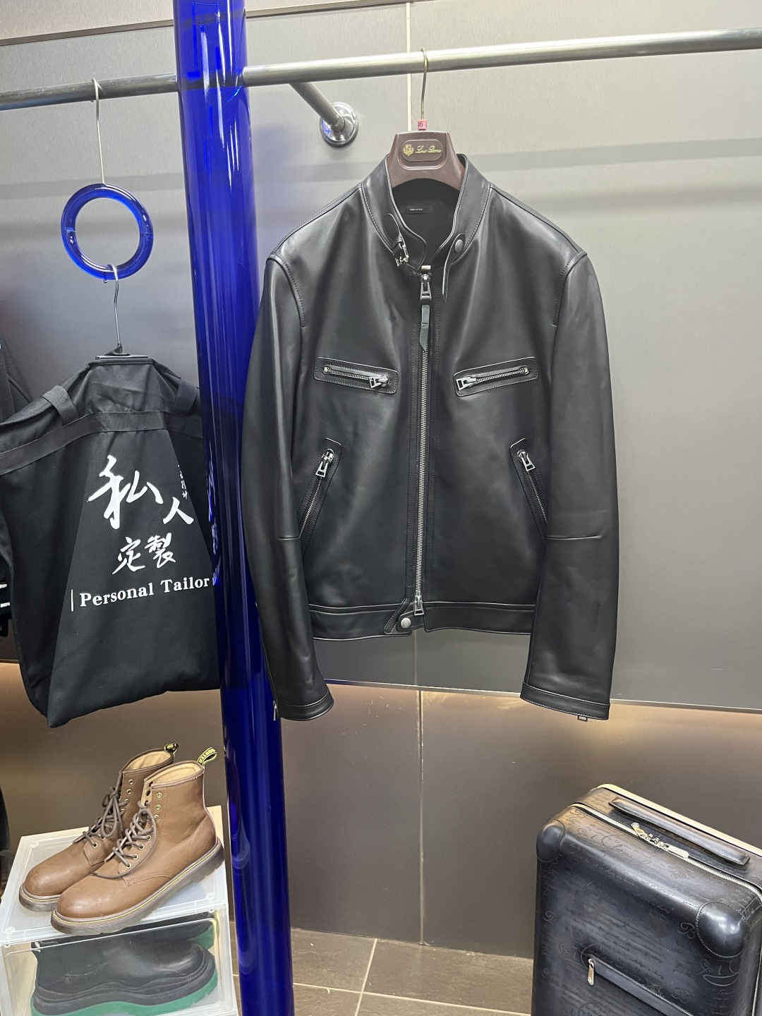 NO:638055,p TF sheepskin motorcycle leather jacket. Material imported lambskin. Lining imported cupro. Oiled edges. Hardware available. Matching hardware available. Slim fit and short. Size 48-56 (accept customization), men's clothing, tom ford, jackets & coats, leather jacket, sheepskin, alexander wang19860909p TF羊皮机车皮衣夹克 材质进口小羊皮 里布进口铜氨丝 工艺油边 五金可供对版五金 版型修身短款 尺码48-56（接受定制）,男装,tom ford,jackets & coats,leather jacket,sheepskin,alexander wang,Women's clothing