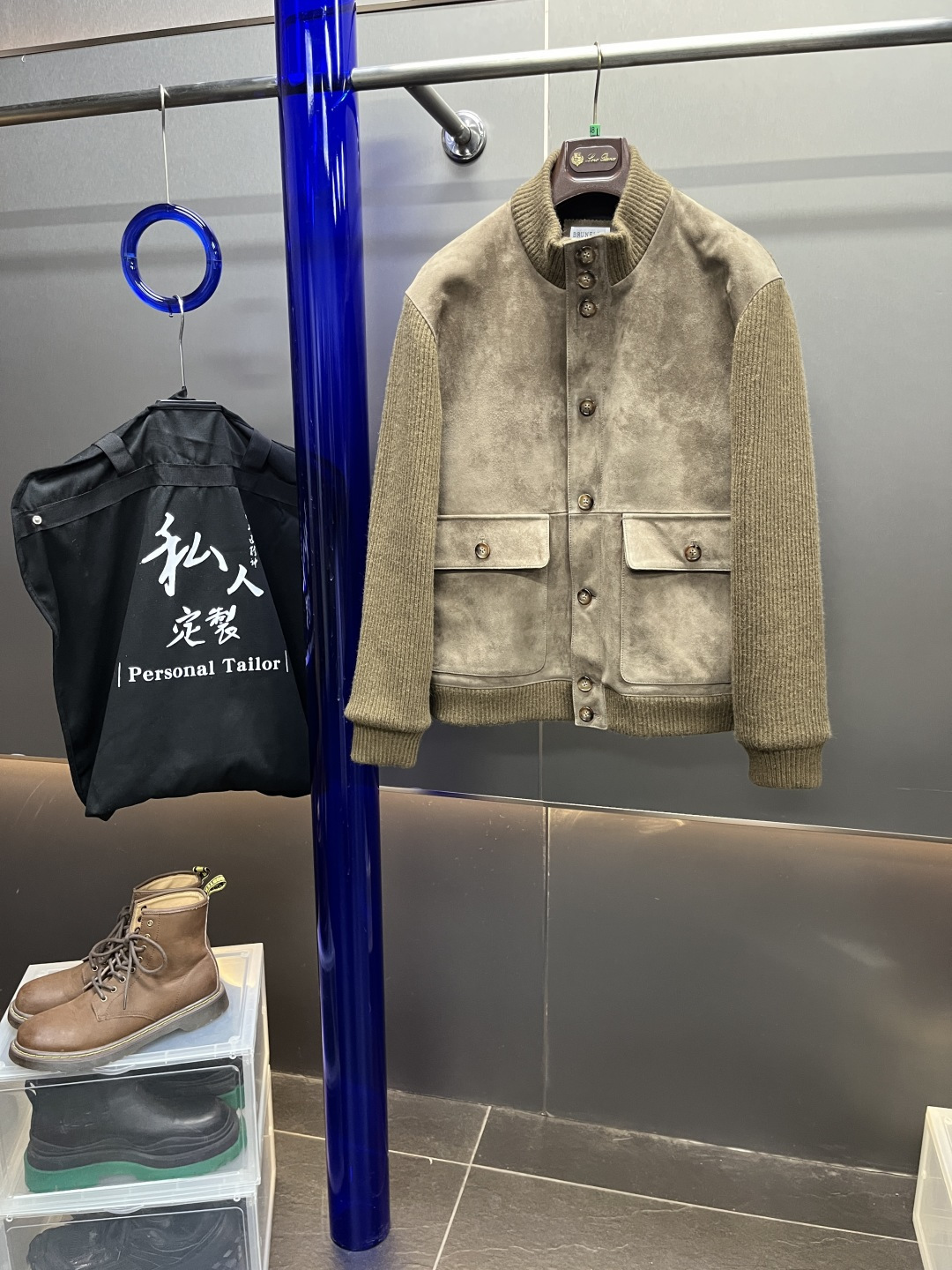 NO:638037,Model number AG23151 BC wool knitted leather jacket perfectly combines warmth and style, becoming a must-have item for your spring wardrobe. Warm wool meets soft leather, creating a unique fashion spark. Material: wool knit + imported mixed sheep suede leather, lining with ice-resistant copper ammonia, buttons with custom horn buttons, regular version of the jacket, color khaki, gray, size 48-56 (customized special size, larger modifications are required), men's clothing, jackets &  coats,alexander wang19860909款号AG23151 BC羊毛针织拼皮夹克,将温暖与风格完美结合,成为你春日衣橱的必备单品.温暖的羊毛与柔软皮质相遇,碰撞出独特的时尚火花. 材质羊毛针织+进口混种羊反绒皮 内里冰霸铜氨丝 扣子定制牛角扣 版型常规夹克 颜色卡其色,灰色 尺码48-56（定制特殊尺码,加大修改需要加）,男装,jackets & coats,alexander wang,Women's clothing