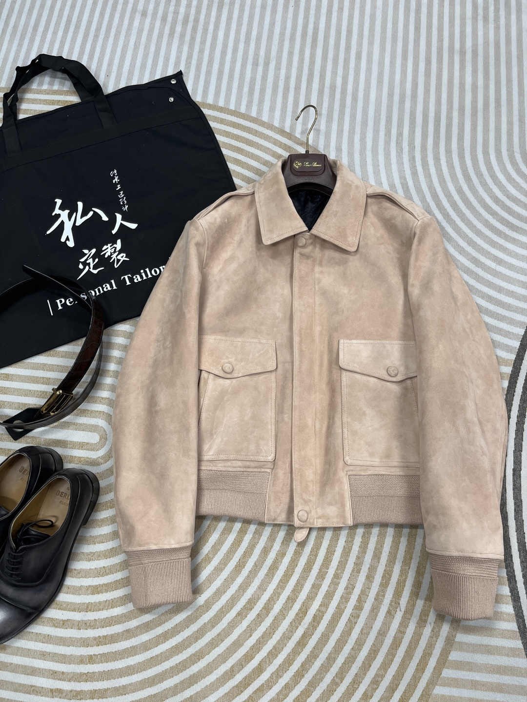 NO:638034,Style number19860909款号XP专柜新色 最新空军皮夹克,特别袖子长螺纹设计非常时尚前卫； 材质混种羊反绒 螺纹丝光棉 工艺油边,压花 版型短款 尺码48-56（其他颜色可以定制） 颜色浅卡其,黄色,蓝色(其他颜色可以定制）,男装,jackets & coats,alexander wang,Women's clothing