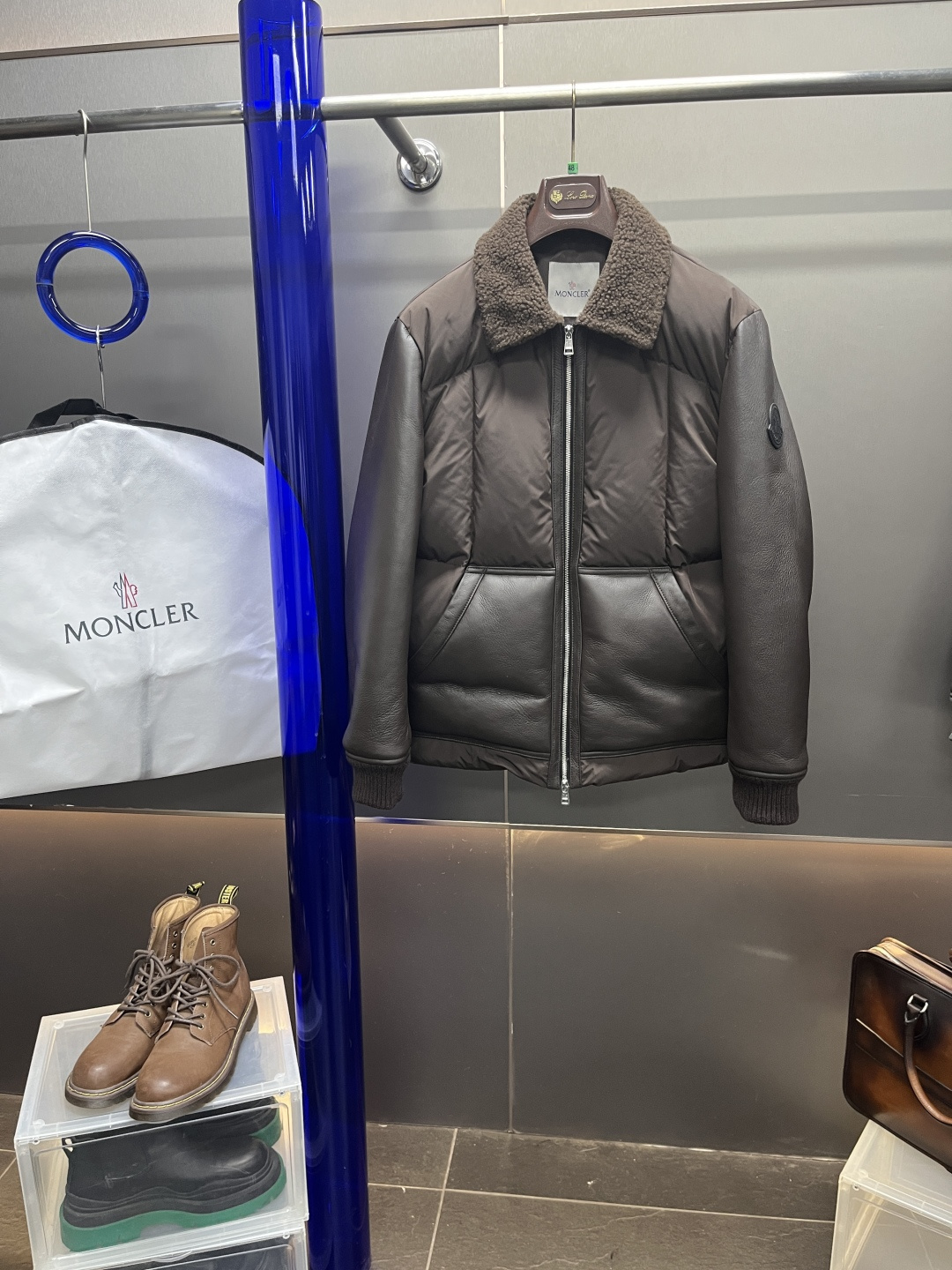 NO:638606,Model No. AG25632. Mengkou high-end awesome trading company product. Made with high-street personality, super handsome upper body effect, perfect dressing interpretation, men's fur one-piece down jacket!  The exterior is made of the most classic fabric, down and fur, which is extremely delicate and has a glossy effect. It looks very high-end. The interior is made of top-notch 90 white duck down, which is full, light and warm!  Material Sheepskin integrated, 220g duck down lining, size 48-56, Moncler, jackets & coats, down jacket, sheepskin, alexander wang19860909款号AG25632. 蒙口高端牛逼贸易公司货 高街个性打造,超帅上身效果,完美穿搭演绎,男款皮毛一体拼羽绒服外套！ 外部采用最为经典布羽绒拼皮毛一体打造,细腻程度非凡,并且自带一种光泽效果,看上去就极具档次规格,内里更是顶级的90白鸭绒材质,饱满轻盈又温暖！ 材质羊皮毛一体 内胆鸭绒220g 尺码48-56,蒙口-服装,Moncler,jackets & coats,down jacket,sheepskin,alexander wang,Women's clothing