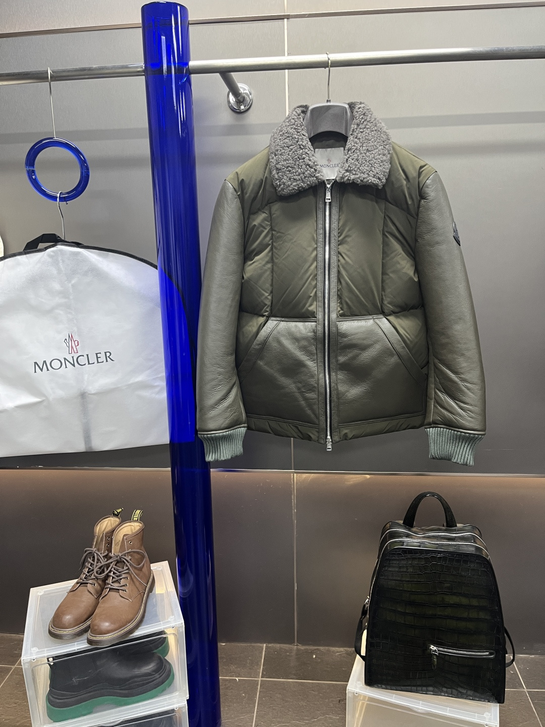 NO:638609,Model No. AG25632. Mengkou high-end awesome trading company product. Made with high-street personality, super handsome upper body effect, perfect dressing interpretation, men's fur one-piece down jacket!  The exterior is made of the most classic fabric, down and fur, which is extremely delicate and has a glossy effect. It looks very high-end. The interior is made of top-notch 90 white duck down, which is full, light and warm!  Material Sheepskin integrated, 220g duck down lining, size 48-56, Moncler, jackets & coats, down jacket, sheepskin, alexander wang19860909款号AG25632. 蒙口高端牛逼贸易公司货 高街个性打造,超帅上身效果,完美穿搭演绎,男款皮毛一体拼羽绒服外套！ 外部采用最为经典布羽绒拼皮毛一体打造,细腻程度非凡,并且自带一种光泽效果,看上去就极具档次规格,内里更是顶级的90白鸭绒材质,饱满轻盈又温暖！ 材质羊皮毛一体 内胆鸭绒220g 尺码48-56,蒙口-服装,Moncler,jackets & coats,down jacket,sheepskin,alexander wang,Women's clothing