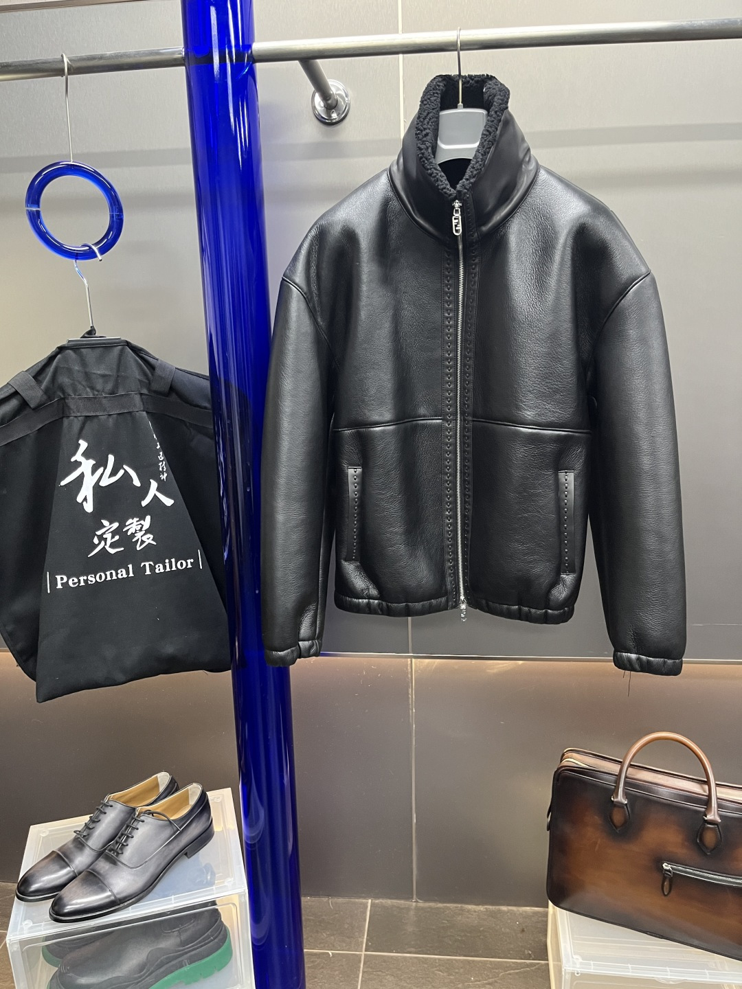 NO:638057,Fendi fur integrated, new product debut!  Style number: Merino wool and fur, fashionable and warm, F logo embossed label. Loose fit, size 48-56, color gray blue, black, dropped shoulders, Fendi-clothing, fendi, fendi, alexander wang19860909Fendi皮毛一体,新品首发！ 款号 美利奴羊毛皮毛一体,时尚保暖一体,F标志压纹标签. 版型宽松 尺码48-56 颜色灰蓝,黑色 版型落肩,芬迪-服装,fendi,fendi,alexander wang,Women's clothing