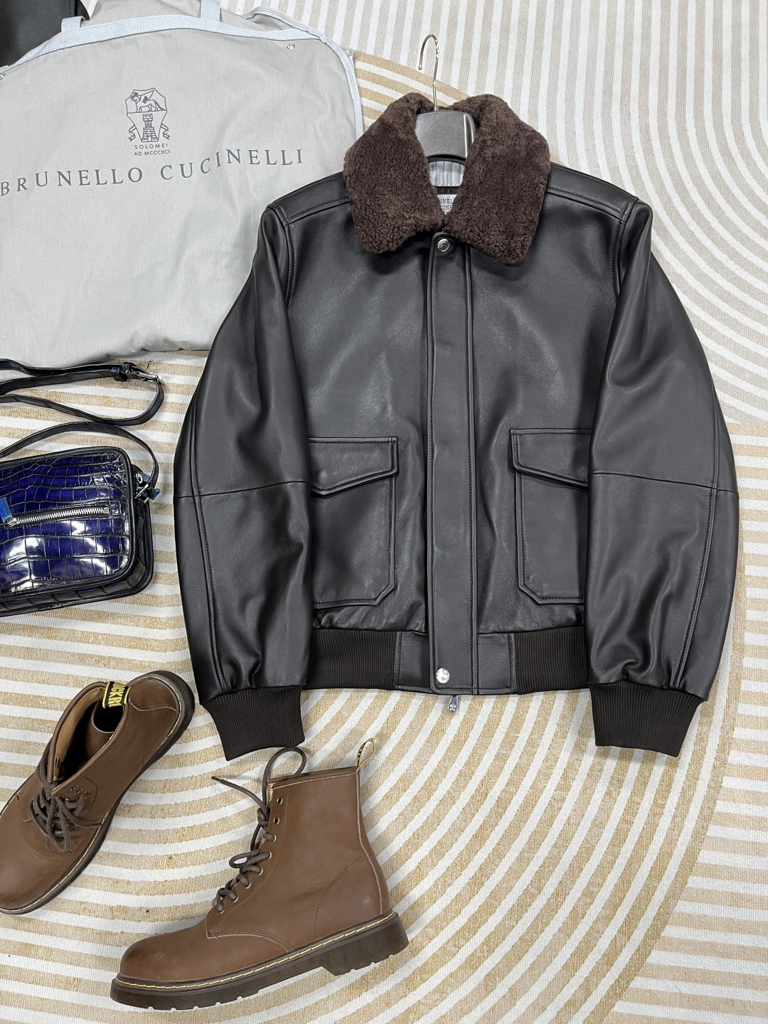 NO:638051,Model number AG25606 BC new leather jacket, made of imported goatskin, soft leather, comfortable upper body, complete hardware accessories. The fur collar is made of wool. Size 48-56 (special sizes can be customized with extra money) Color black, brown customized other colors, men's clothing, jackets & coats, sheepskin, alexander wang19860909款号AG25606 BC新款皮夹克,采用进口山羊皮,皮质柔软,上身舒适,五金配件齐全.毛领是羊毛材质. 尺码48-56（特殊尺码加钱定制） 颜色黑色,棕色定制其他颜色,男装,jackets & coats,sheepskin,alexander wang,Women's clothing